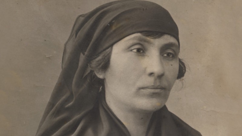 Naciye Suman 1881 - 1973 İLK KADIN FOTOĞRAFÇI 11 yıl fotoğrafçılık yapan Naciye Hanım’ın maalesef arşivi bulunmamakta. Ardında başarılı bir iş hayatı, örnek bir yaşam albümü bırakan Naciye Hanım, yaptığı işin kaç açıdan, ne denli önemli olduğunun farkında olamayan bizlerin arasından sessizce ayrıldı.