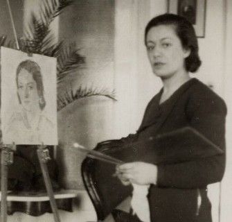 Sabiha Bozcalı 1904 - 1938 TÜRKİYE'NİN İLK KADIN İLLÜSTRATÖRÜ Sabiha Bozcalı, reklam alanında dönüşüm geçirmekte olan görsel anlatım diline katkıda bulunmuştur. En bilinenleri bir banka reklamındaki leylek figürü ve çocuk maması için çizdiği bebek yüzüdür. Ayrıca seyahat broşürleri, ilaç kutuları için görsel dilde yaptığı ilk çizimlerle bu alana damgasını vurmuş bir illüstratördür.