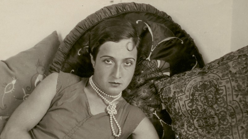 Sabiha Bengütaş 1904 - 1992 TÜRKİYE'NİN İLK KADIN HEYKELTRAŞI Taksim Anıtı’nın yapımı sırasında Güzel Sanatlar Akademisi’nde bir yarışma düzenlenir. Birinciliği kazanan heykeltraş, Roma’ya staj görmek üzere gönderilecektir. Fakat 22 yaşında bekar bir kızın İtalya’ya gitmesi sakıncalı bulunur. Dönemin Milli Eğitim Bakanı Mustafa Necati buna şiddetle karşı çıkarak, kadın hakları konusunda çok büyük çalışmalar yapan Atatürk’ün de verdiği bakış açısı ile “Kadın Erkek ayrımı mı kaldı” diyerek tartışmalara son noktarı koyar ve Sabiha Hanım Roma’ya gönderilir.
