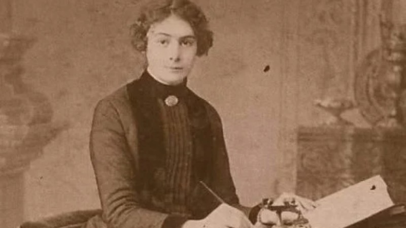 Selma Rıza Feraceli - 1872 1931 İLK TÜRK KADIN GAZETECİ Paris’te bulunduğu sıralar, Fransızca olarak yayın yapan Meşveret gazetesinde Türkçe çıkan, kendisine “Kadınlığın Tacı” lakabını takan Samizade Sezai’nin yayınladığı Şura-yı Ümmet gazetesinde çalışmaya başlar. Bu çalışmaları ile ilk Türk kadın gazeteci unvanını alır.