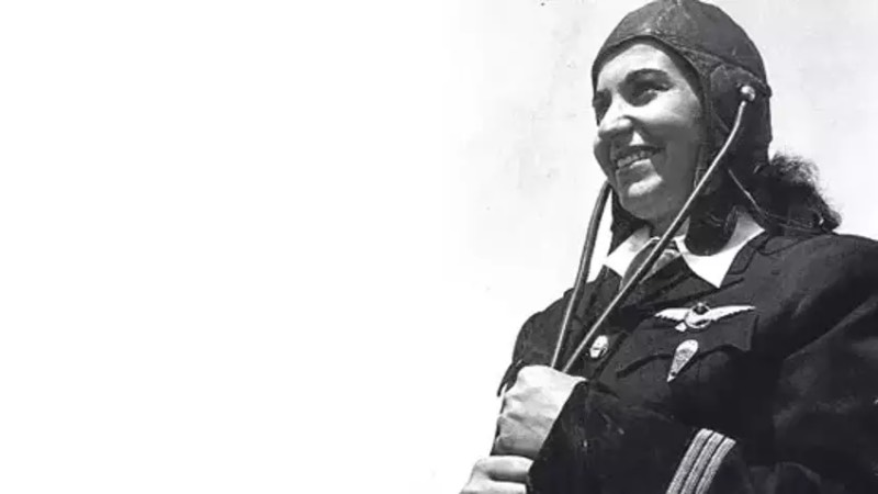 Edibe Subaşı Kutucuoğlu 1920 - 2011 TÜRKİYE'NİN İLK KADIN AKROBASİ PİLOTU Dünya paraşütçüler Kongresi’nde Türkiye’yi temsil etti. 88 defa paraşütle atlamış bulunan Edibe Subaşı kongrenin en çok dikkat çeken delegesidir.