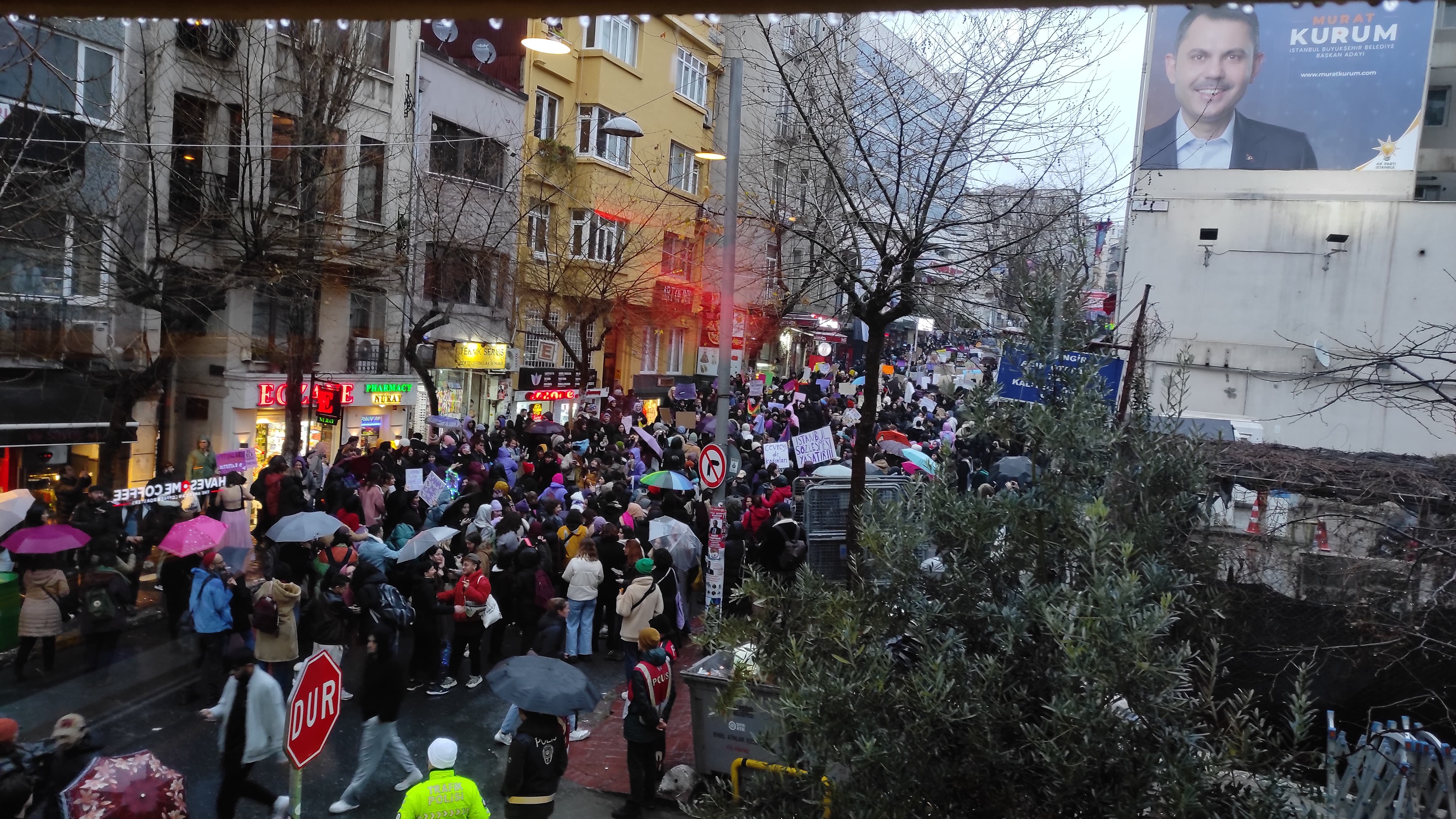 8 Mart | Feminist Gece Yürüyüşü için sokaklara çıkan kadınlar ve LGBTİ+'lar pankartlarla böyle haykırdı!