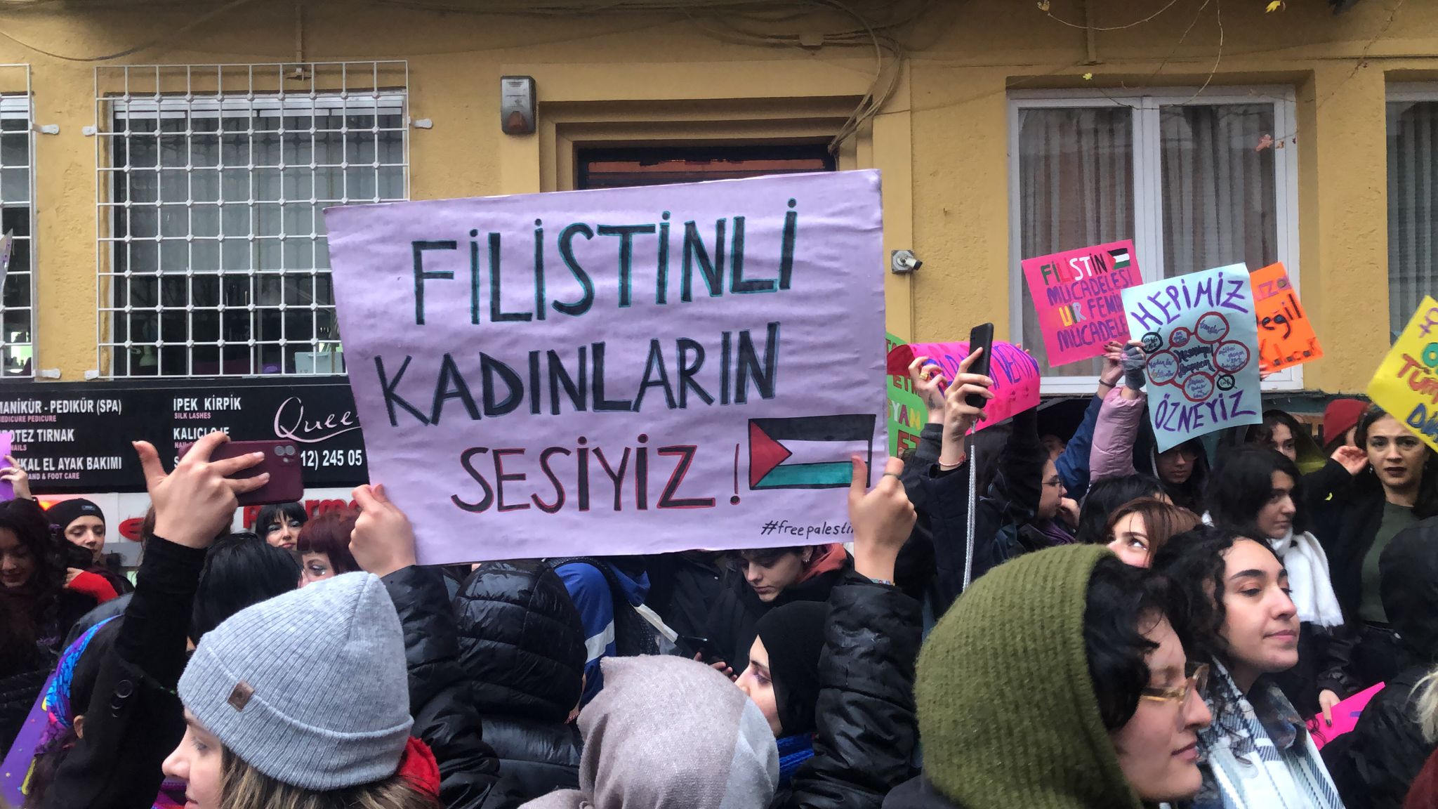 8 Mart | Feminist Gece Yürüyüşü için sokaklara çıkan kadınlar ve LGBTİ+'lar pankartlarla böyle haykırdı!