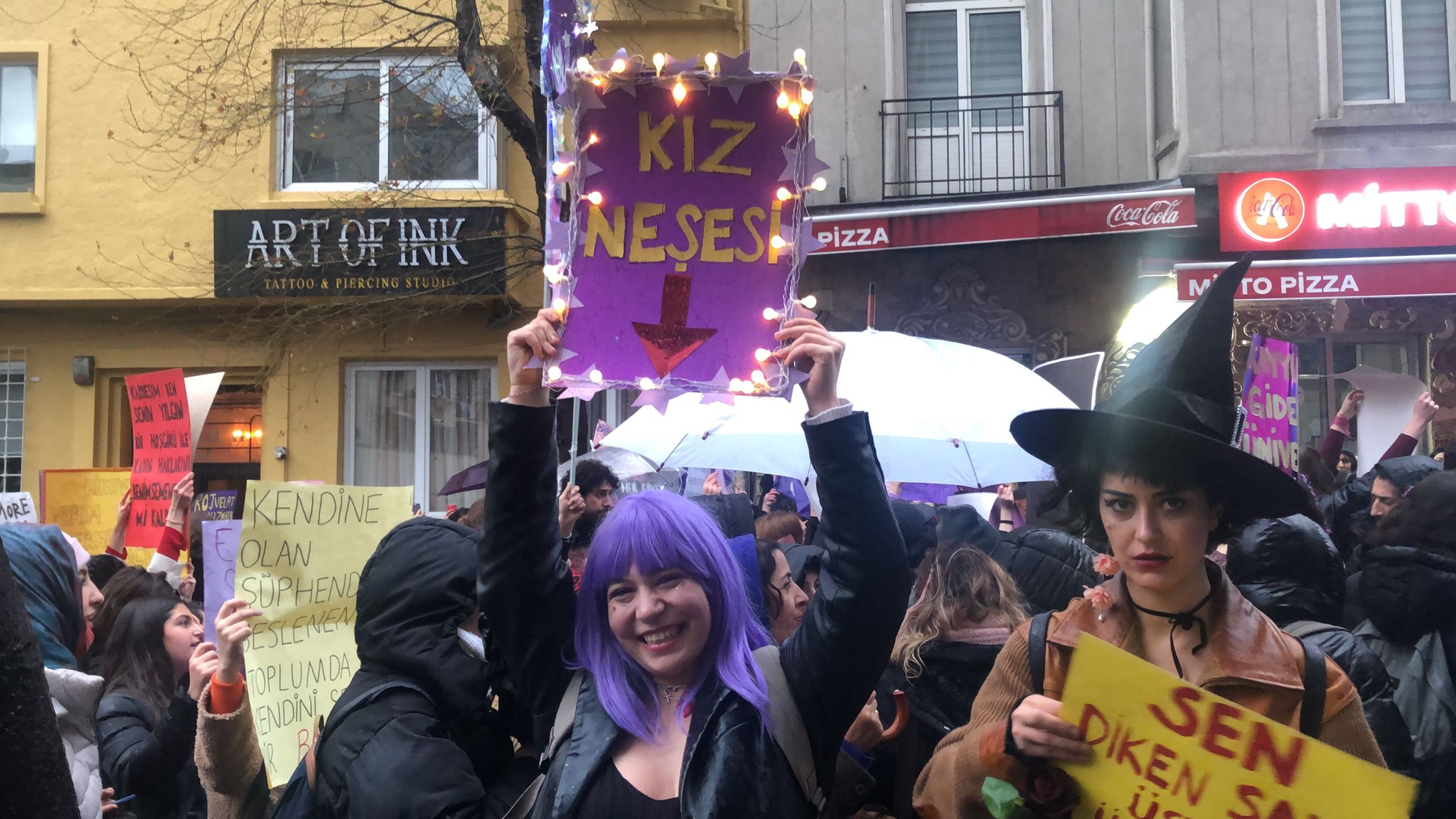 8 Mart | Feminist Gece Yürüyüşü için sokaklara çıkan kadınlar ve LGBTİ+'lar pankartlarla böyle haykırdı!
