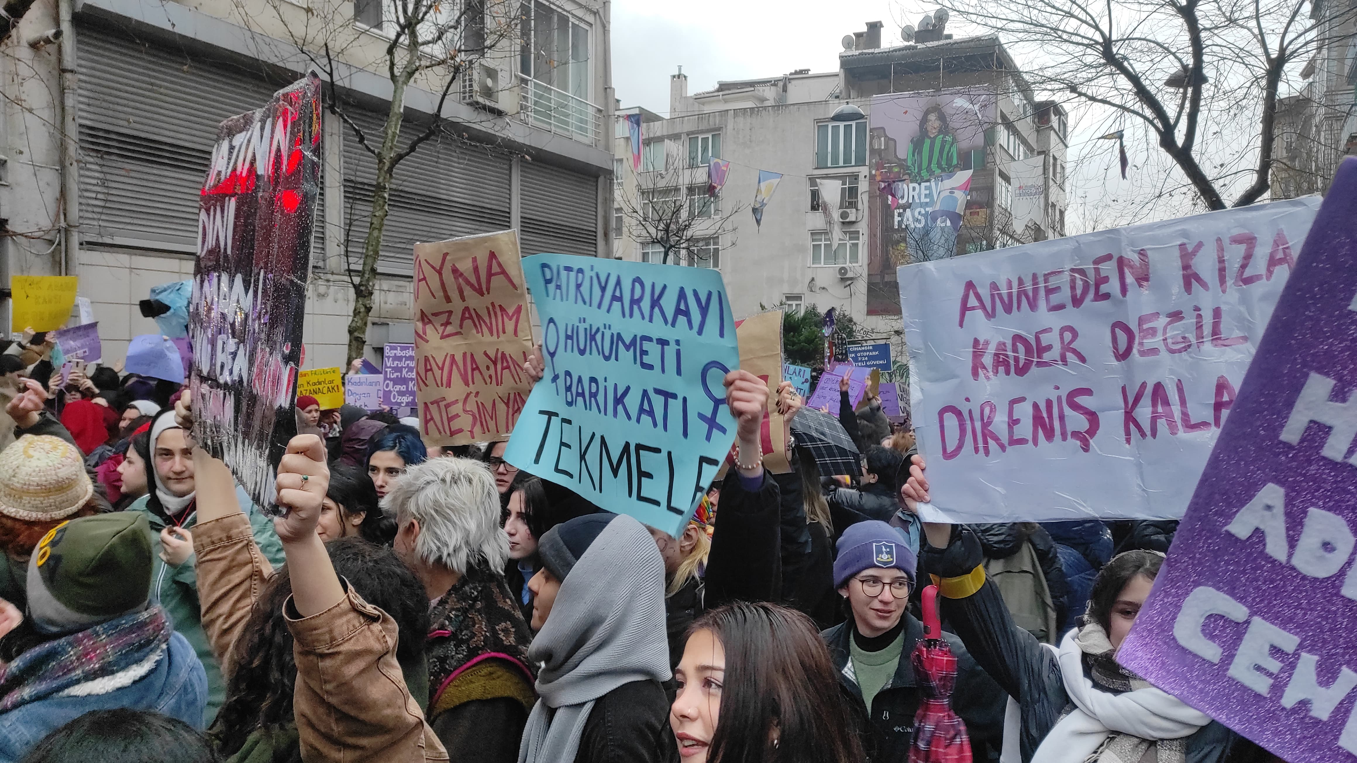 8 Mart | Feminist Gece Yürüyüşü için sokaklara çıkan kadınlar ve LGBTİ+'lar pankartlarla böyle haykırdı!