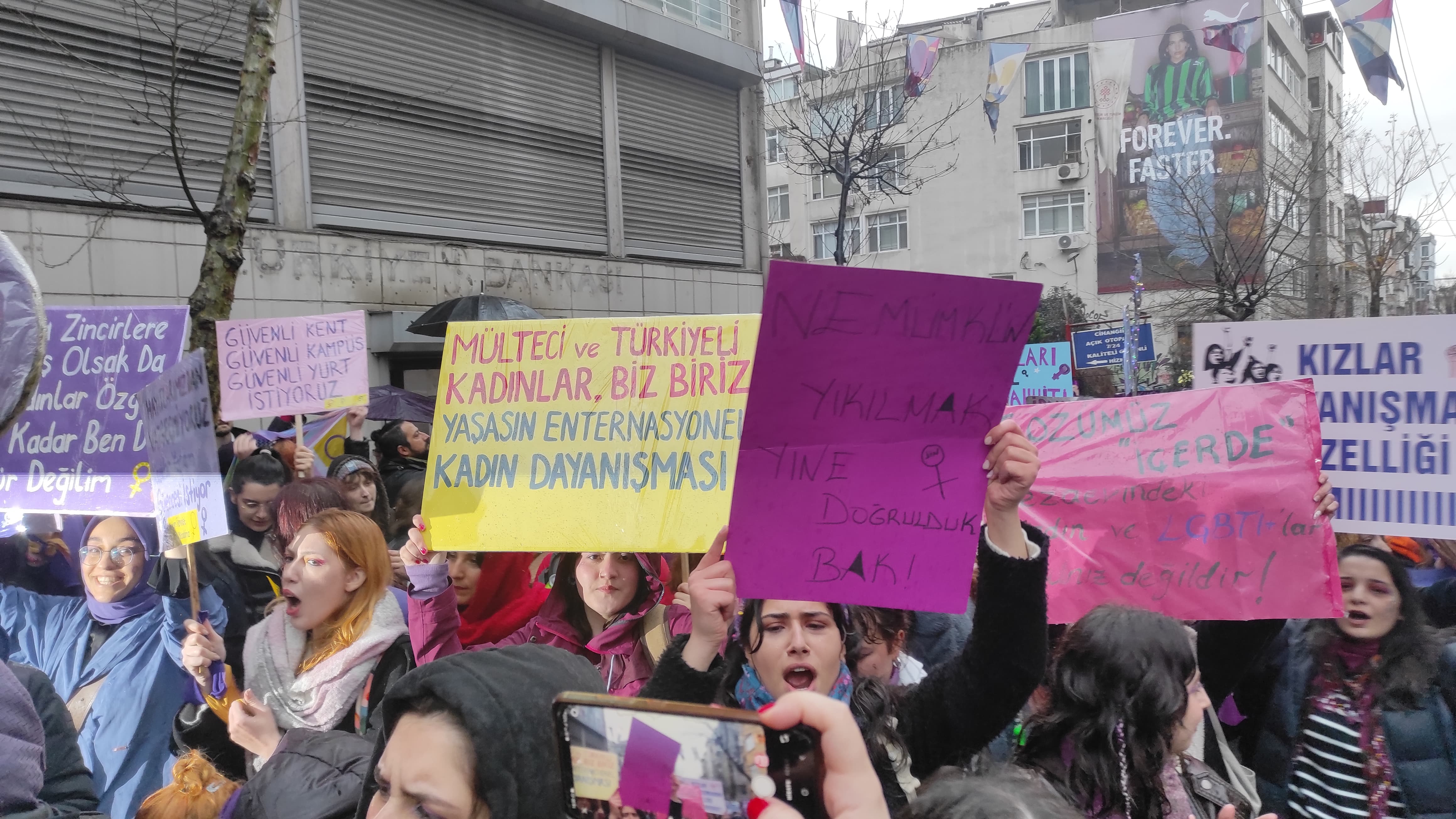 8 Mart | Feminist Gece Yürüyüşü için sokaklara çıkan kadınlar ve LGBTİ+'lar pankartlarla böyle haykırdı!
