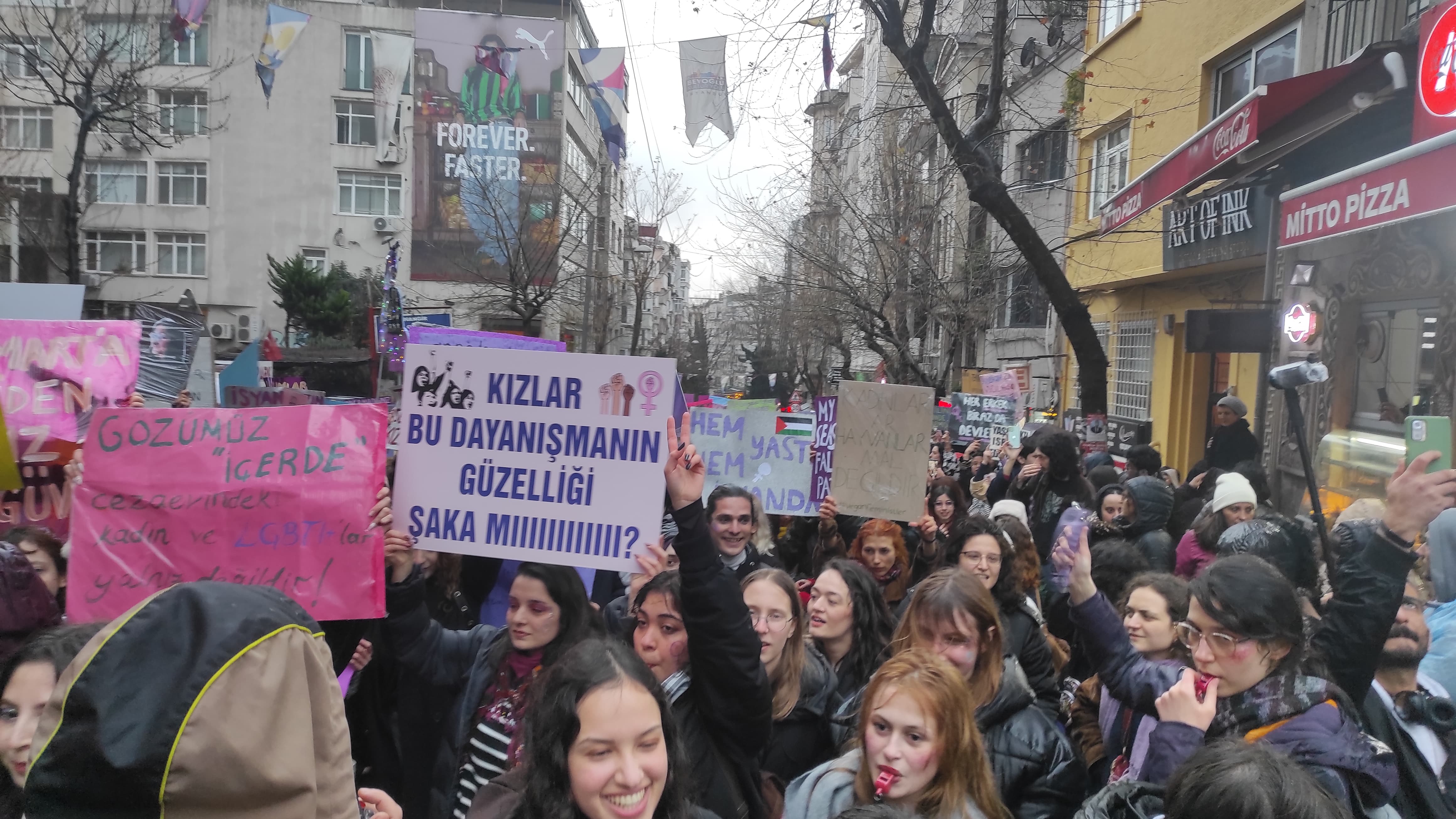 8 Mart | Feminist Gece Yürüyüşü için sokaklara çıkan kadınlar ve LGBTİ+'lar pankartlarla böyle haykırdı!