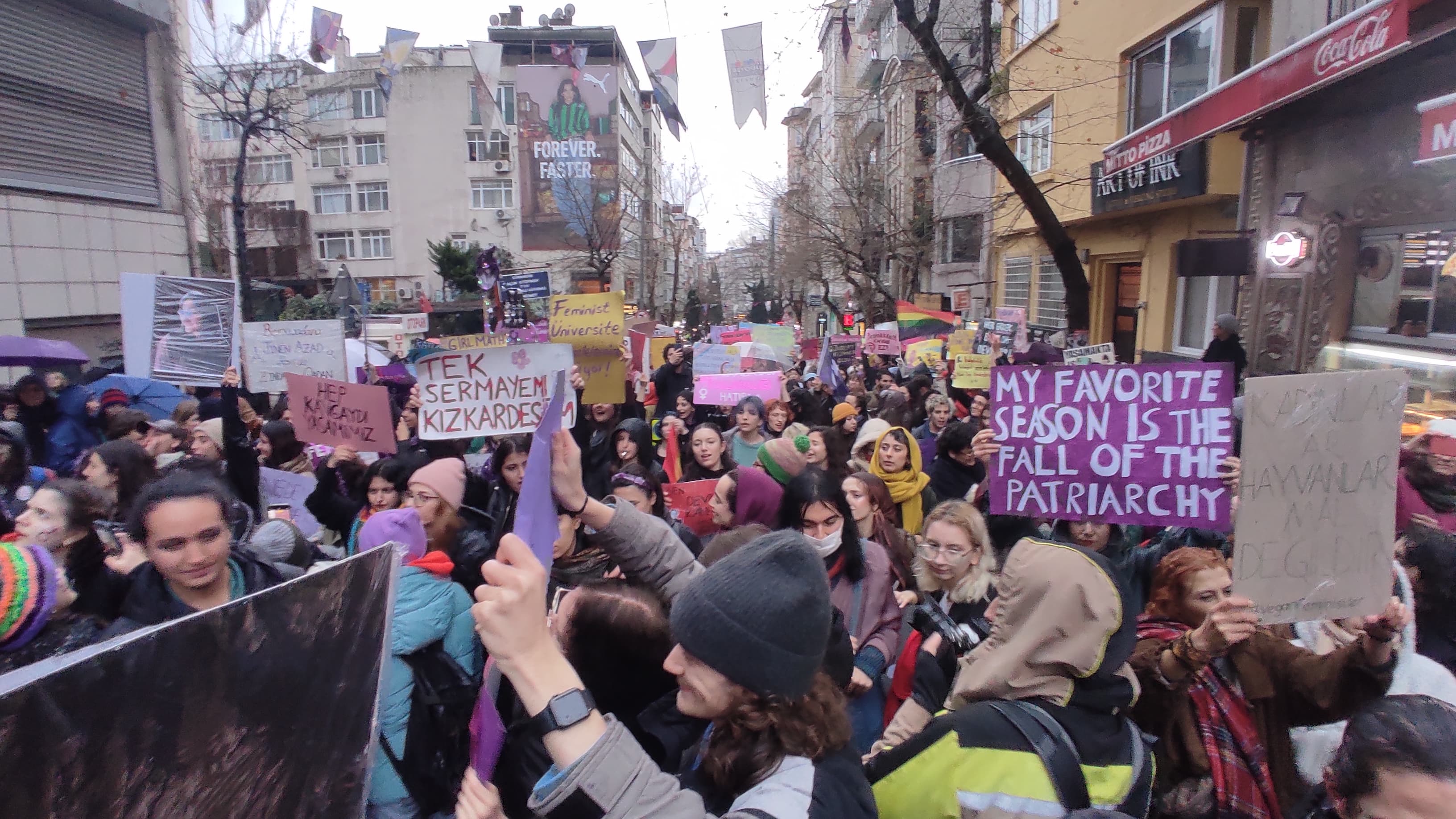 8 Mart | Feminist Gece Yürüyüşü için sokaklara çıkan kadınlar ve LGBTİ+'lar pankartlarla böyle haykırdı!