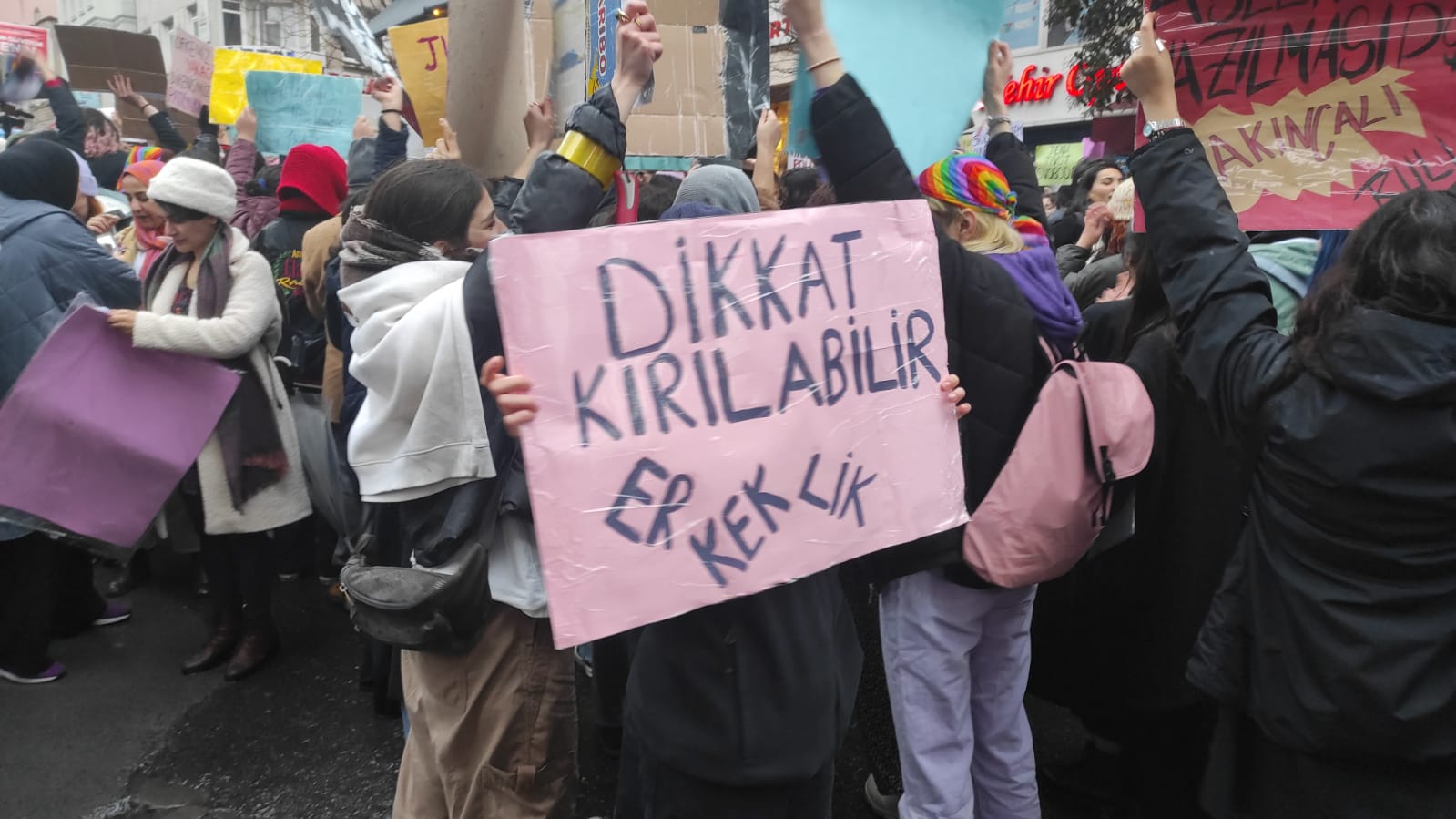 8 Mart | Feminist Gece Yürüyüşü için sokaklara çıkan kadınlar ve LGBTİ+'lar pankartlarla böyle haykırdı!