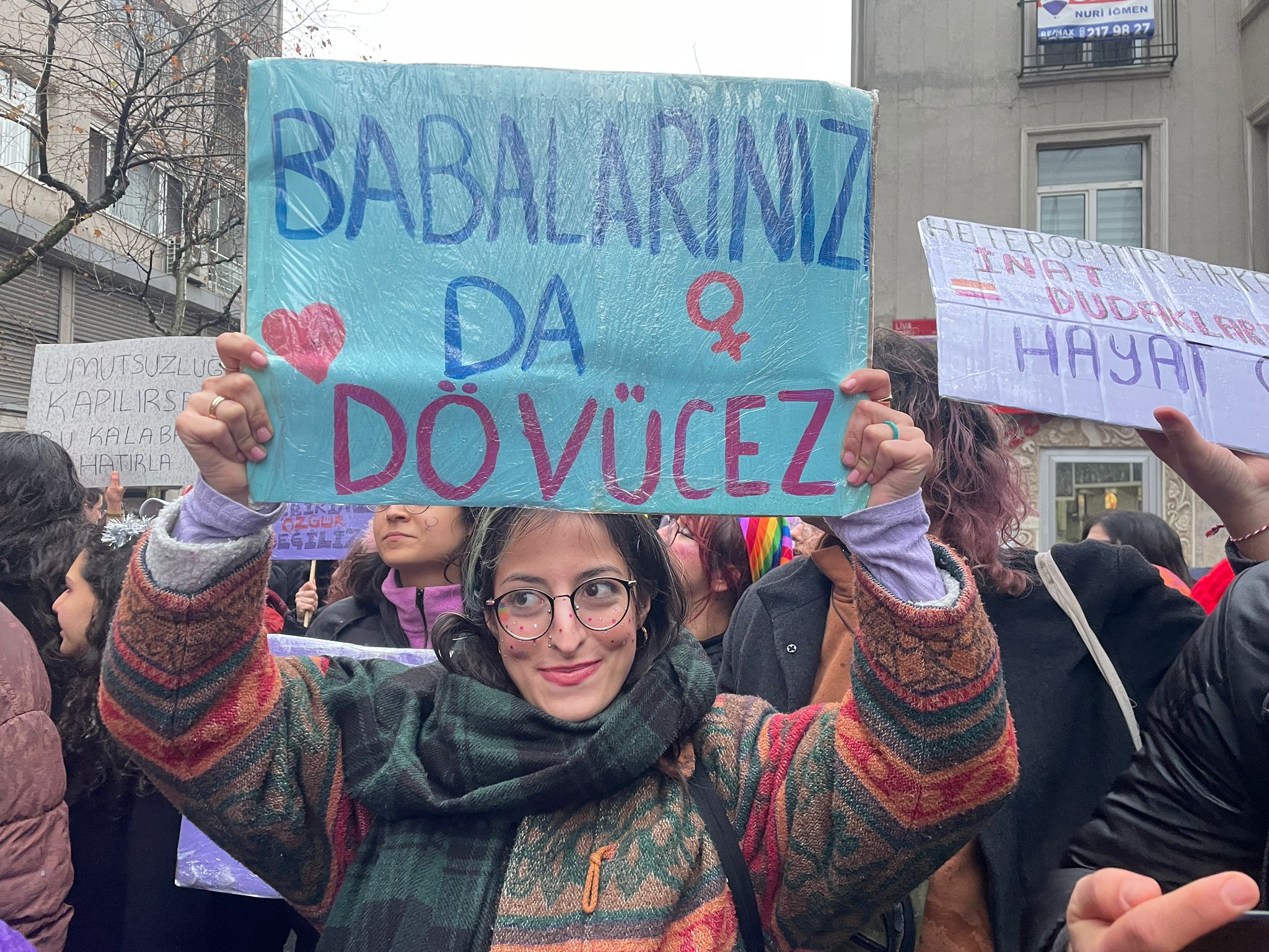 8 Mart | Feminist Gece Yürüyüşü için sokaklara çıkan kadınlar ve LGBTİ+'lar pankartlarla böyle haykırdı!