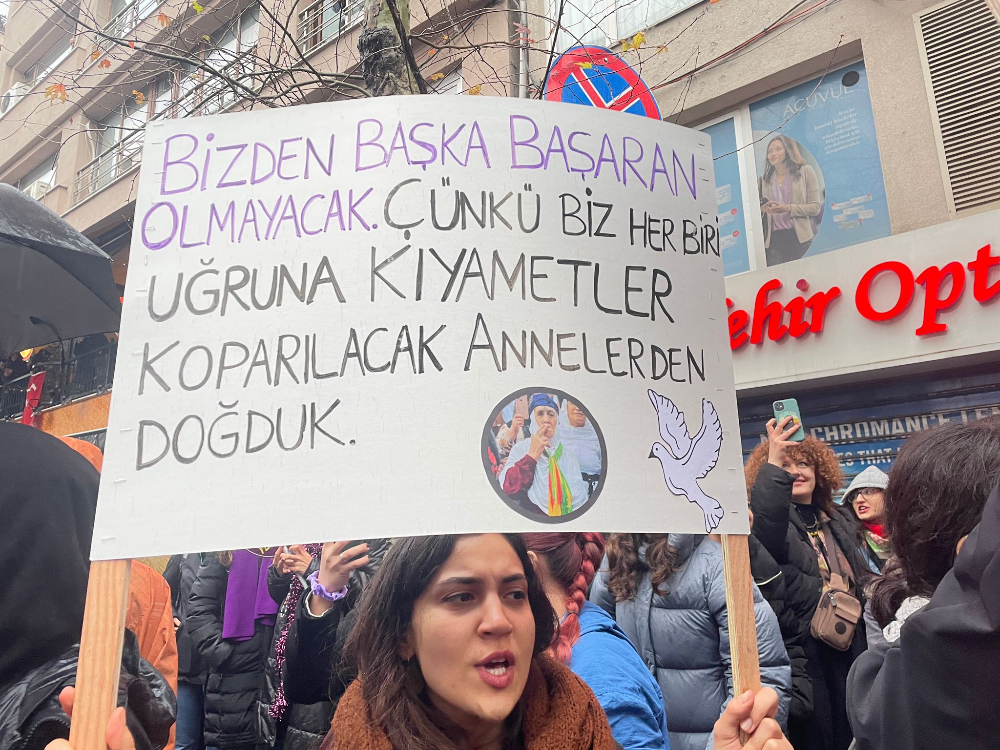 8 Mart | Feminist Gece Yürüyüşü için sokaklara çıkan kadınlar ve LGBTİ+'lar pankartlarla böyle haykırdı!