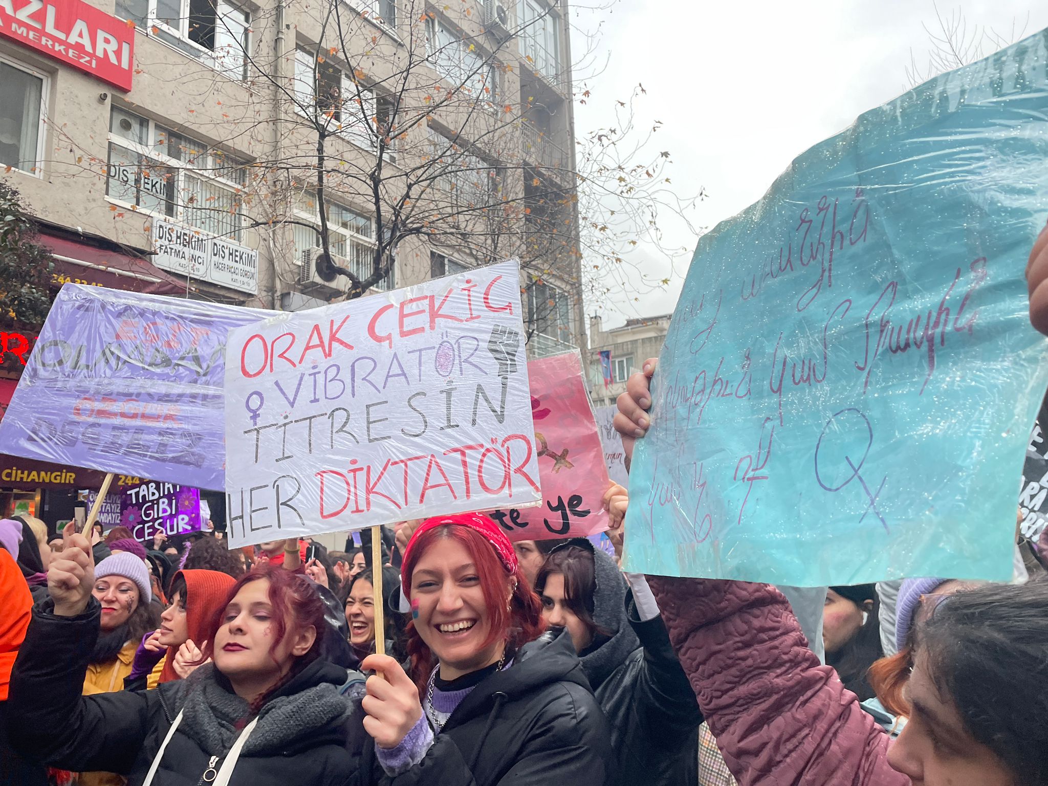 8 Mart | Feminist Gece Yürüyüşü için sokaklara çıkan kadınlar ve LGBTİ+'lar pankartlarla böyle haykırdı!