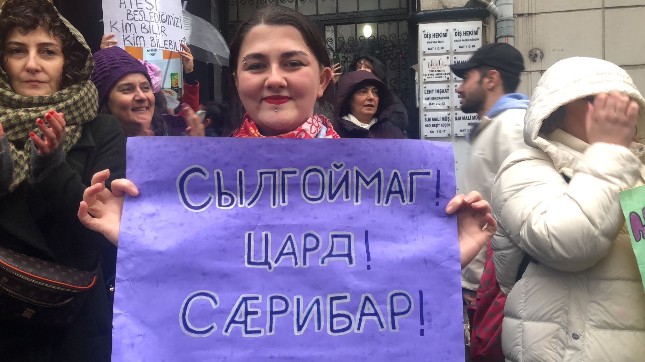 8 Mart | Feminist Gece Yürüyüşü için sokaklara çıkan kadınlar ve LGBTİ+'lar pankartlarla böyle haykırdı!