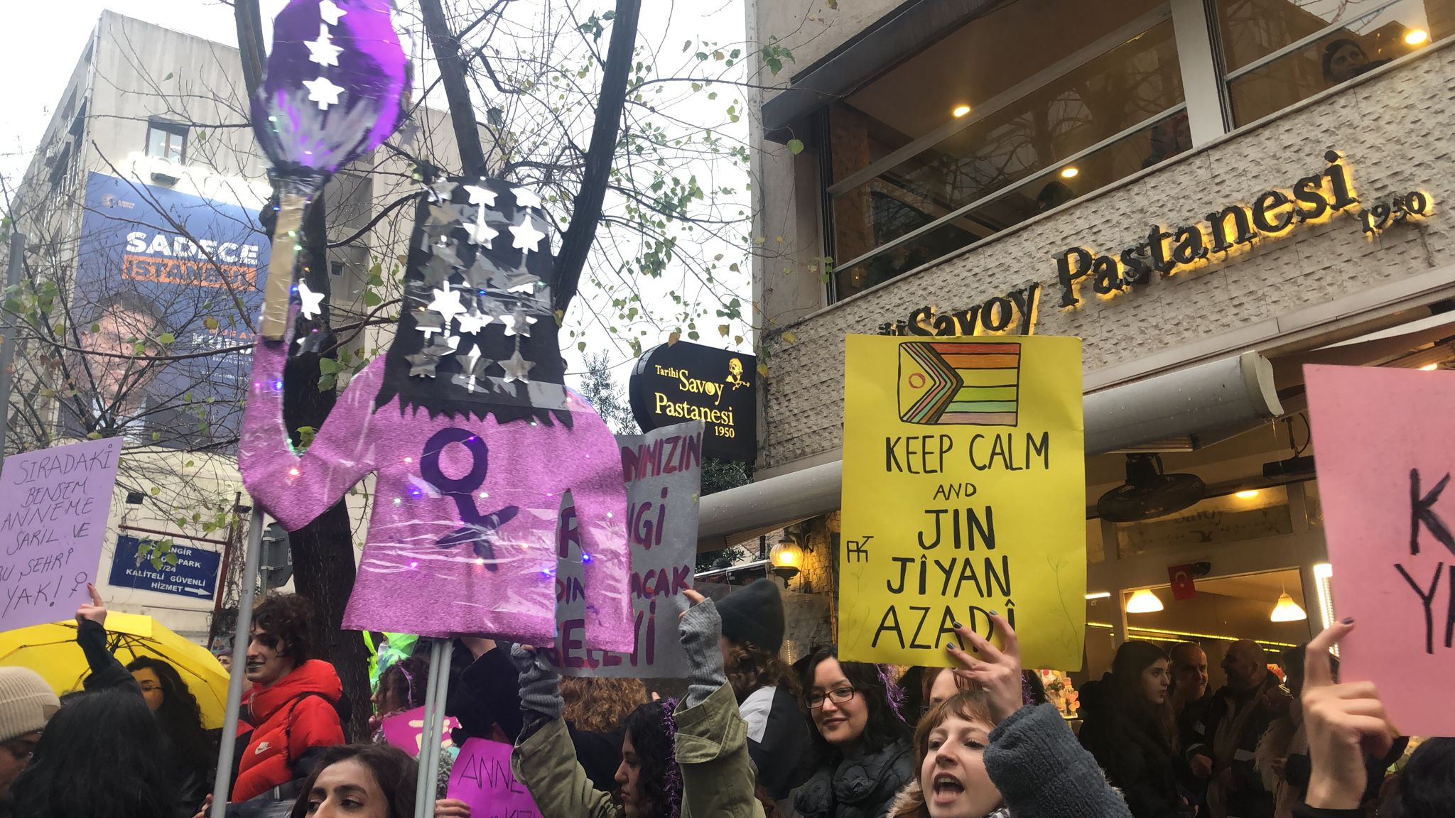 8 Mart | Feminist Gece Yürüyüşü için sokaklara çıkan kadınlar ve LGBTİ+'lar pankartlarla böyle haykırdı!