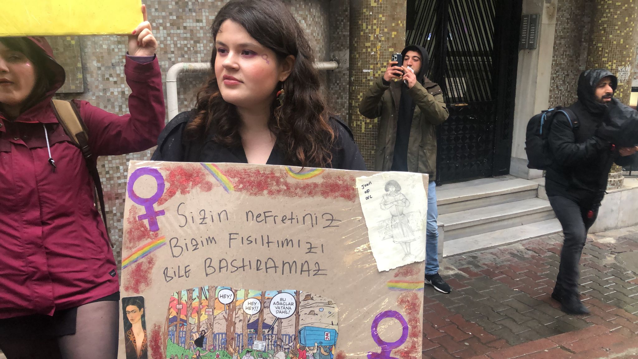 8 Mart | Feminist Gece Yürüyüşü için sokaklara çıkan kadınlar ve LGBTİ+'lar pankartlarla böyle haykırdı!