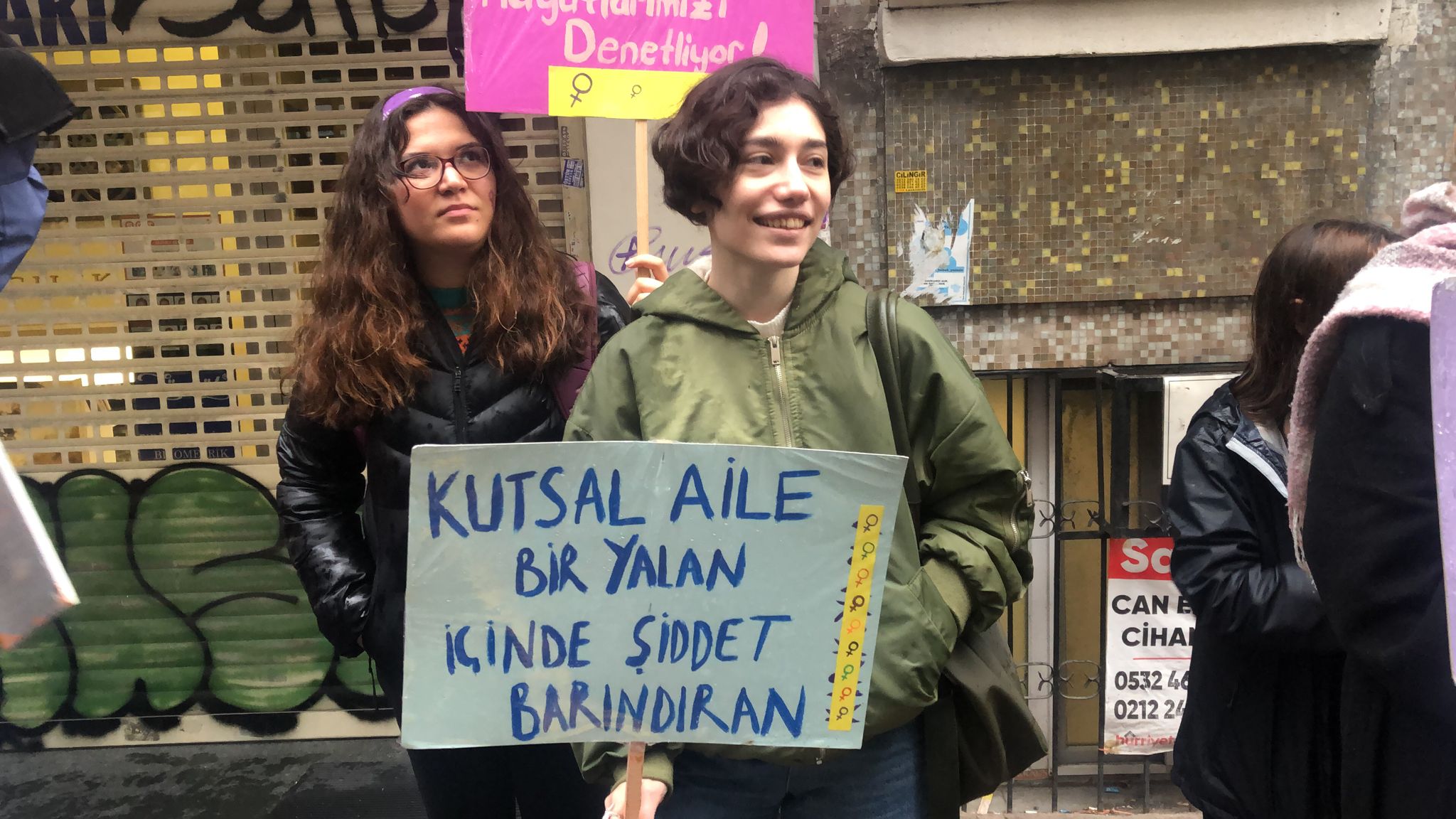 8 Mart | Feminist Gece Yürüyüşü için sokaklara çıkan kadınlar ve LGBTİ+'lar pankartlarla böyle haykırdı!
