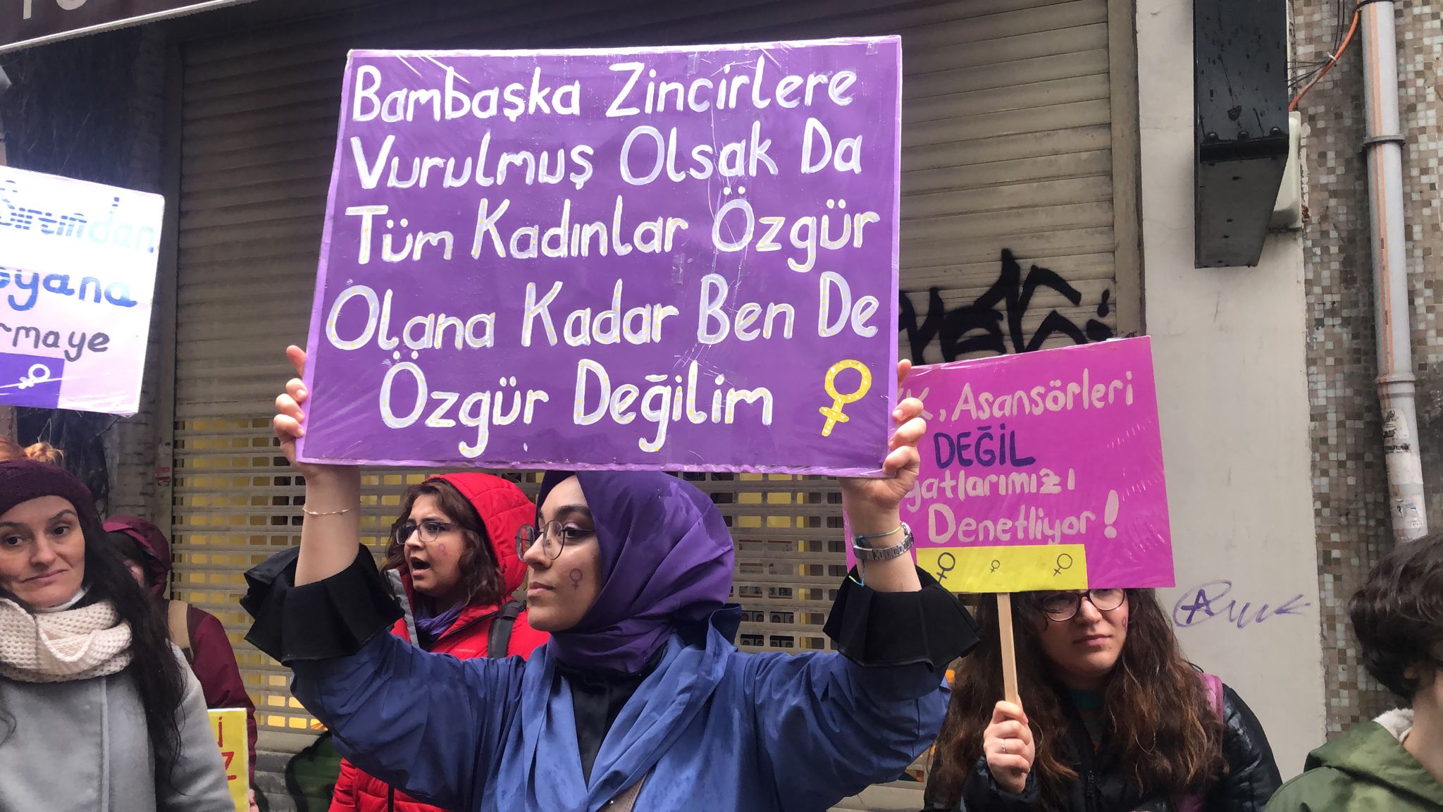 8 Mart | Feminist Gece Yürüyüşü için sokaklara çıkan kadınlar ve LGBTİ+'lar pankartlarla böyle haykırdı!