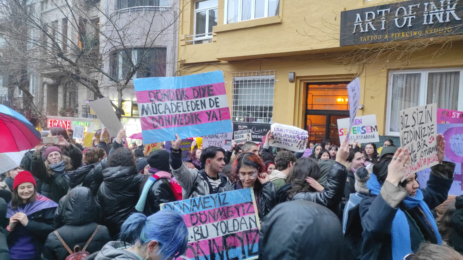 8 Mart | Feminist Gece Yürüyüşü için sokaklara çıkan kadınlar ve LGBTİ+'lar pankartlarla böyle haykırdı!