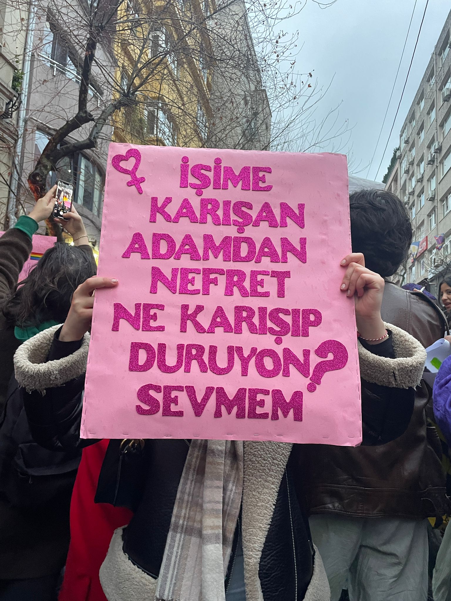 8 Mart | Feminist Gece Yürüyüşü için sokaklara çıkan kadınlar ve LGBTİ+'lar pankartlarla böyle haykırdı!