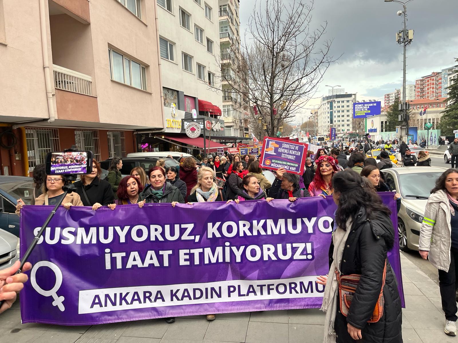 8 Mart | Feminist Gece Yürüyüşü için sokaklara çıkan kadınlar ve LGBTİ+'lar pankartlarla böyle haykırdı!