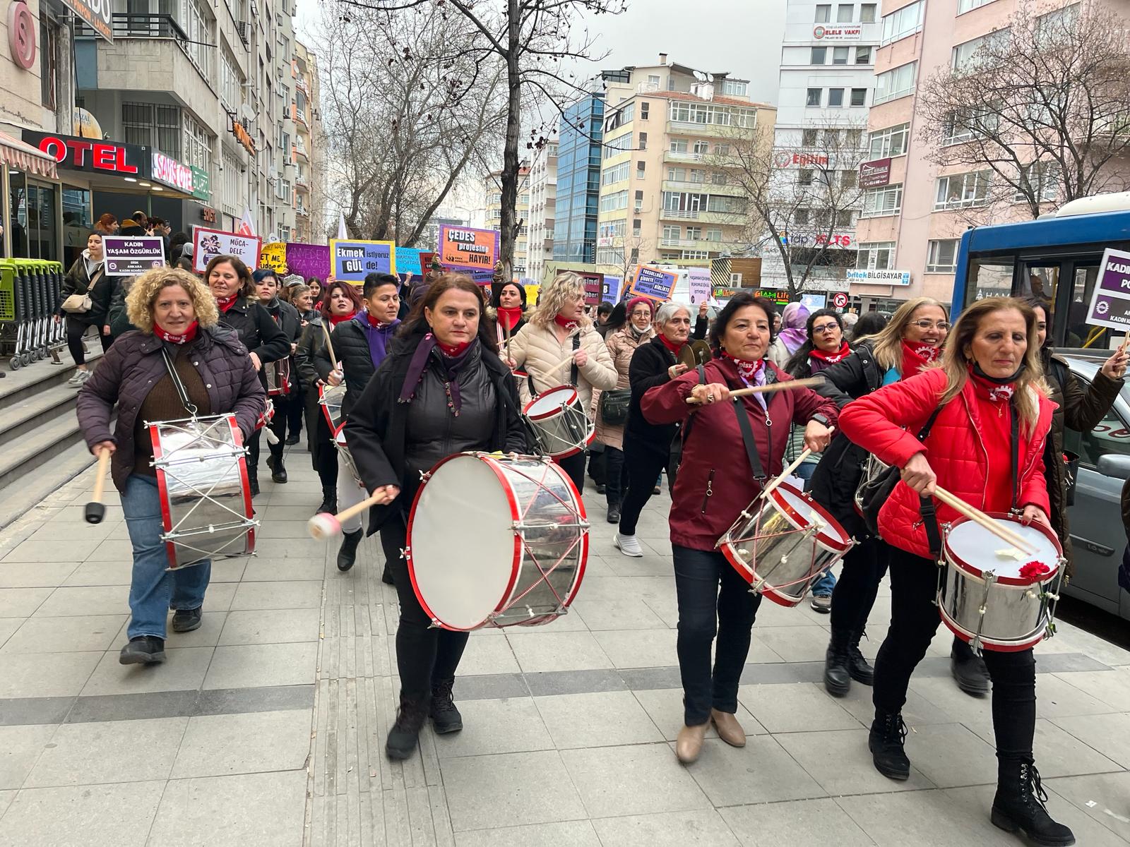 8 Mart | Feminist Gece Yürüyüşü için sokaklara çıkan kadınlar ve LGBTİ+'lar pankartlarla böyle haykırdı!