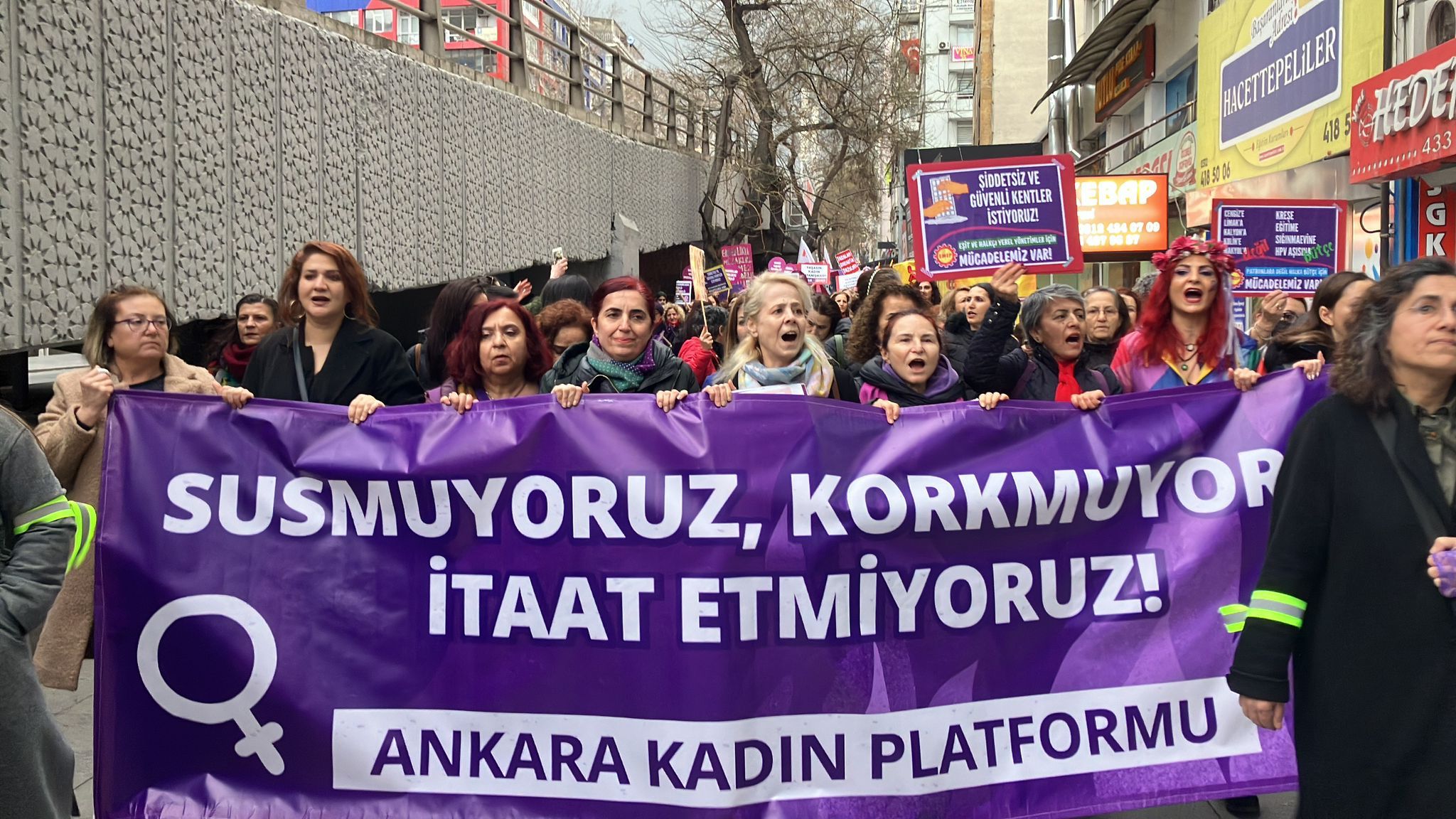 8 Mart | Feminist Gece Yürüyüşü için sokaklara çıkan kadınlar ve LGBTİ+'lar pankartlarla böyle haykırdı!