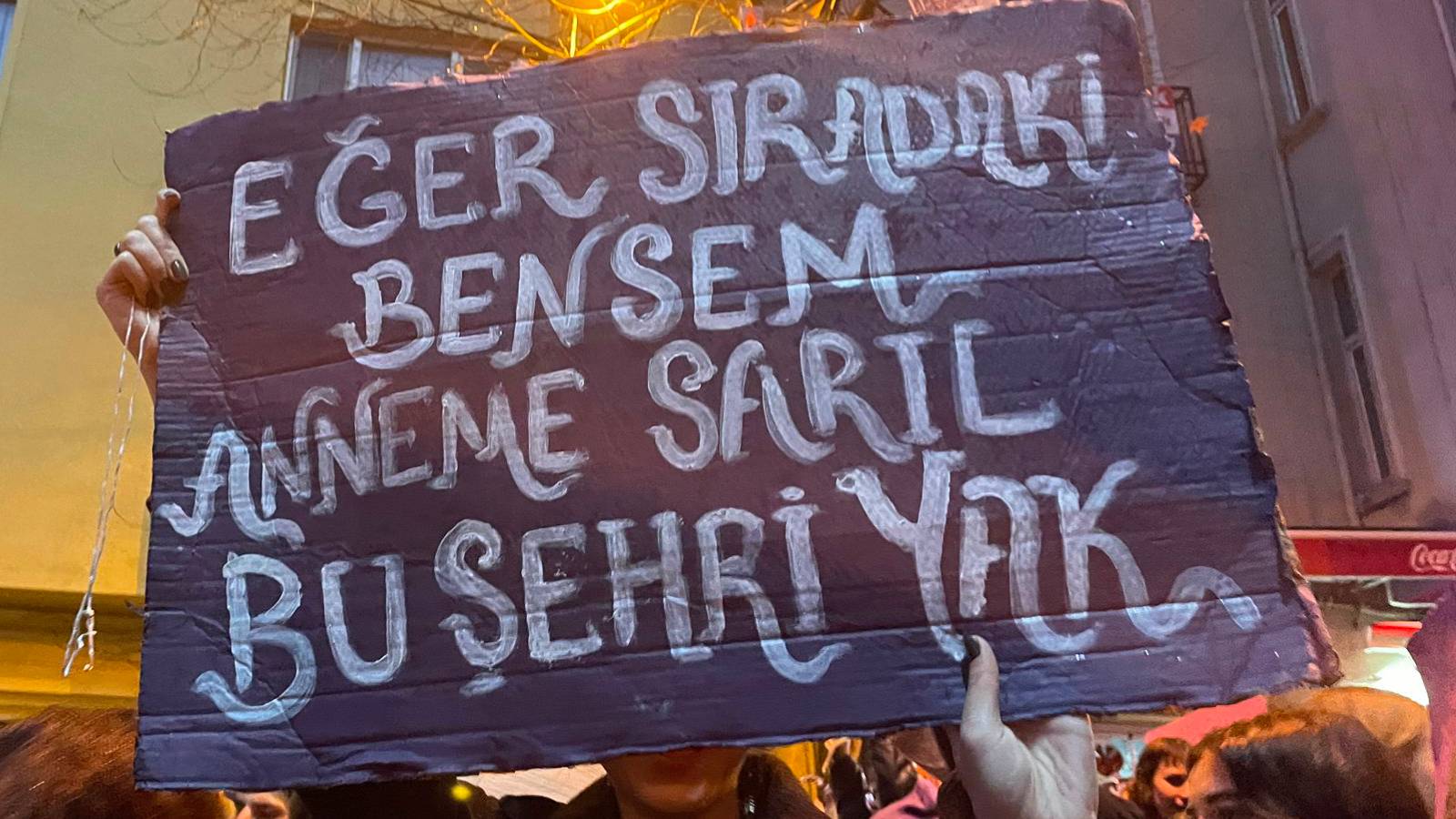 8 Mart | Feminist Gece Yürüyüşü için sokaklara çıkan kadınlar ve LGBTİ+'lar pankartlarla böyle haykırdı!