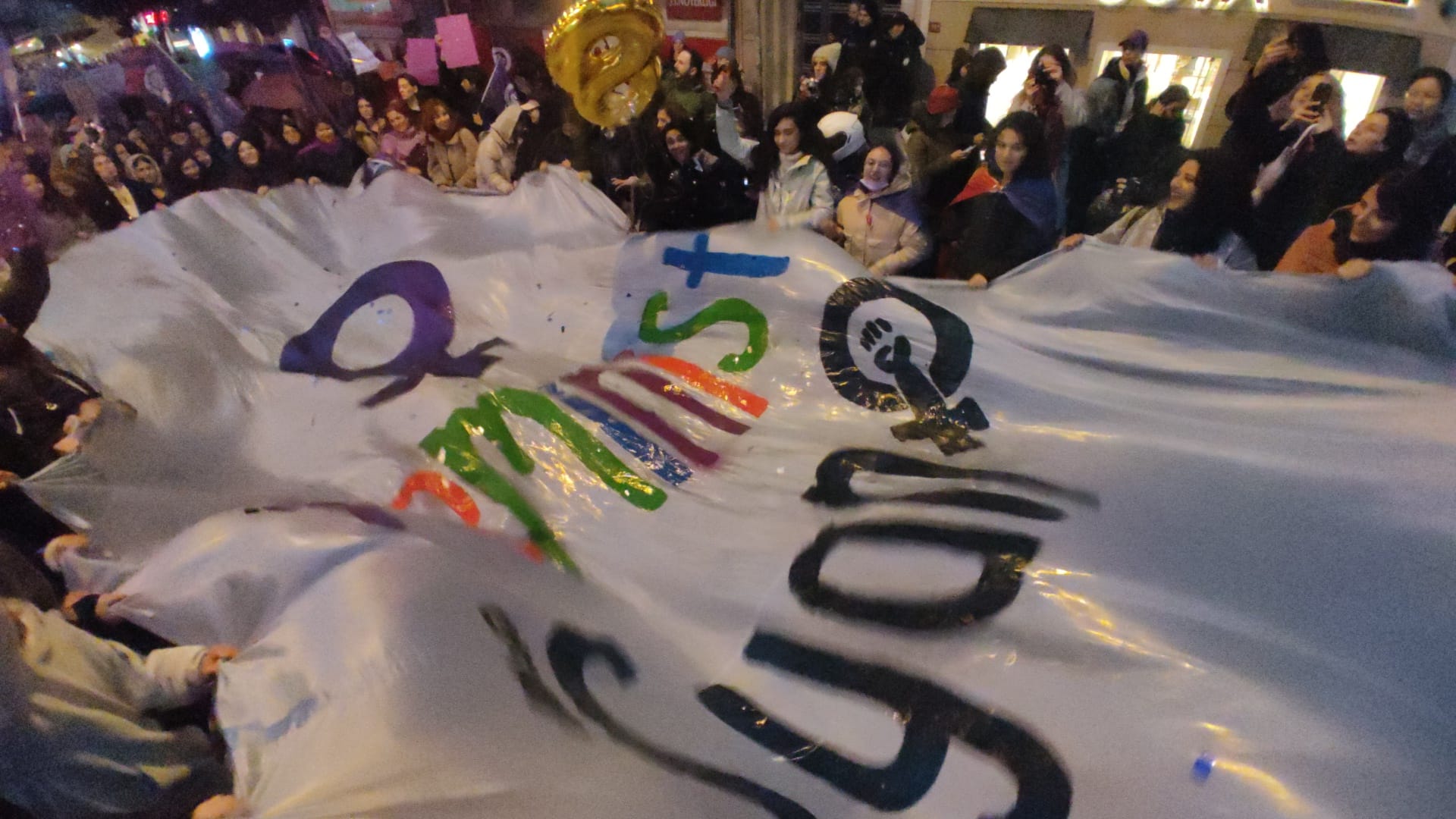 8 Mart | Feminist Gece Yürüyüşü için sokaklara çıkan kadınlar ve LGBTİ+'lar pankartlarla böyle haykırdı!