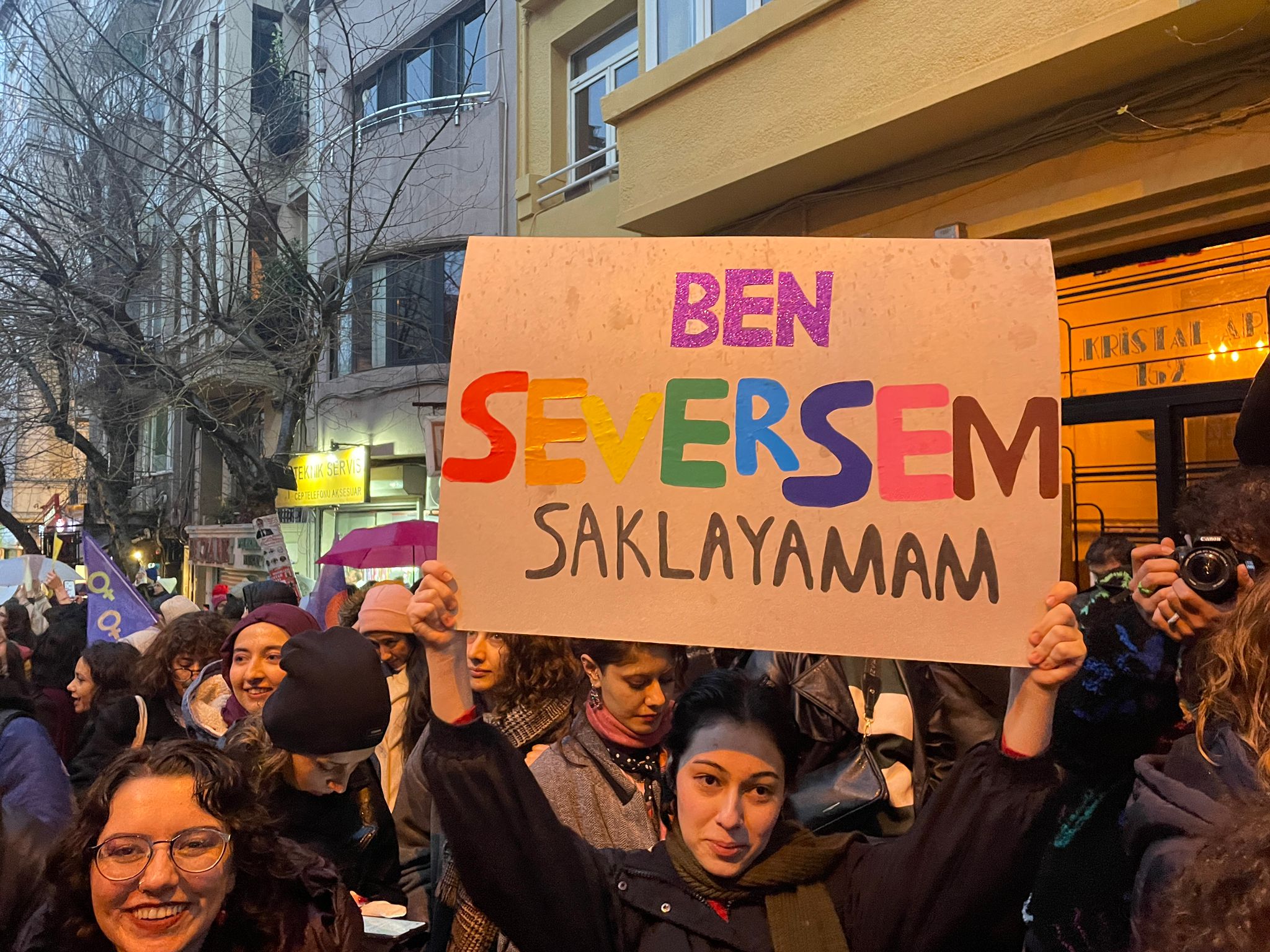 8 Mart | Feminist Gece Yürüyüşü için sokaklara çıkan kadınlar ve LGBTİ+'lar pankartlarla böyle haykırdı!