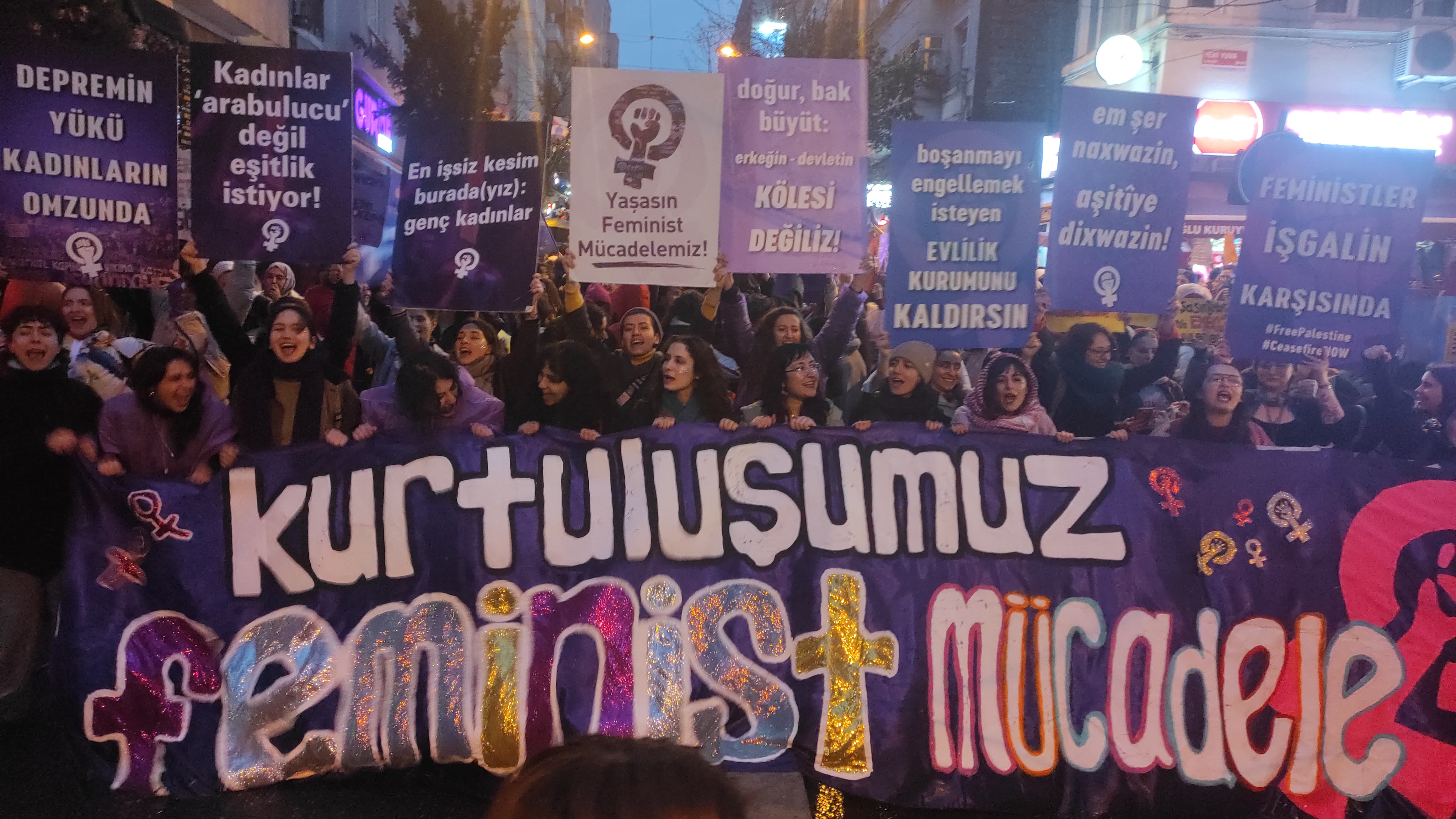 8 Mart | Feminist Gece Yürüyüşü için sokaklara çıkan kadınlar ve LGBTİ+'lar pankartlarla böyle haykırdı!
