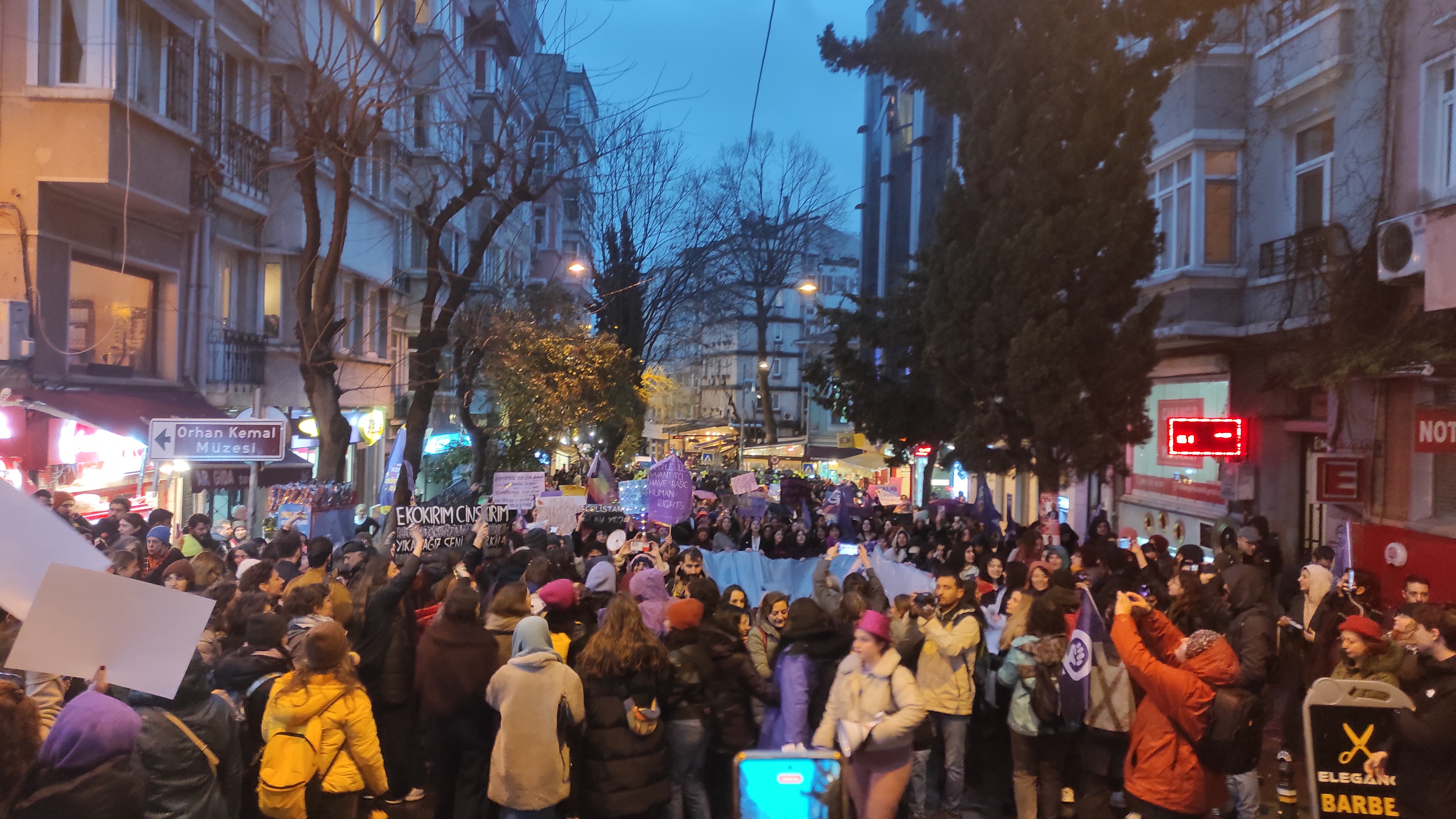 8 Mart | Feminist Gece Yürüyüşü için sokaklara çıkan kadınlar ve LGBTİ+'lar pankartlarla böyle haykırdı!
