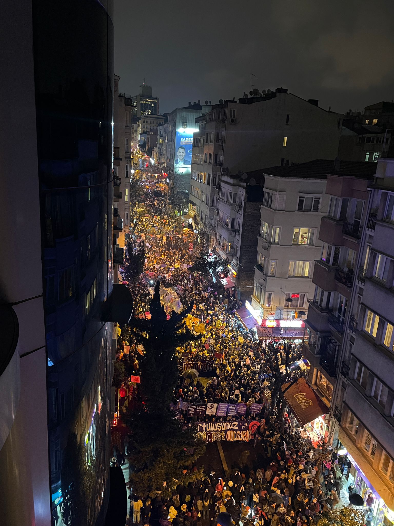 8 Mart | Feminist Gece Yürüyüşü için sokaklara çıkan kadınlar ve LGBTİ+'lar pankartlarla böyle haykırdı!