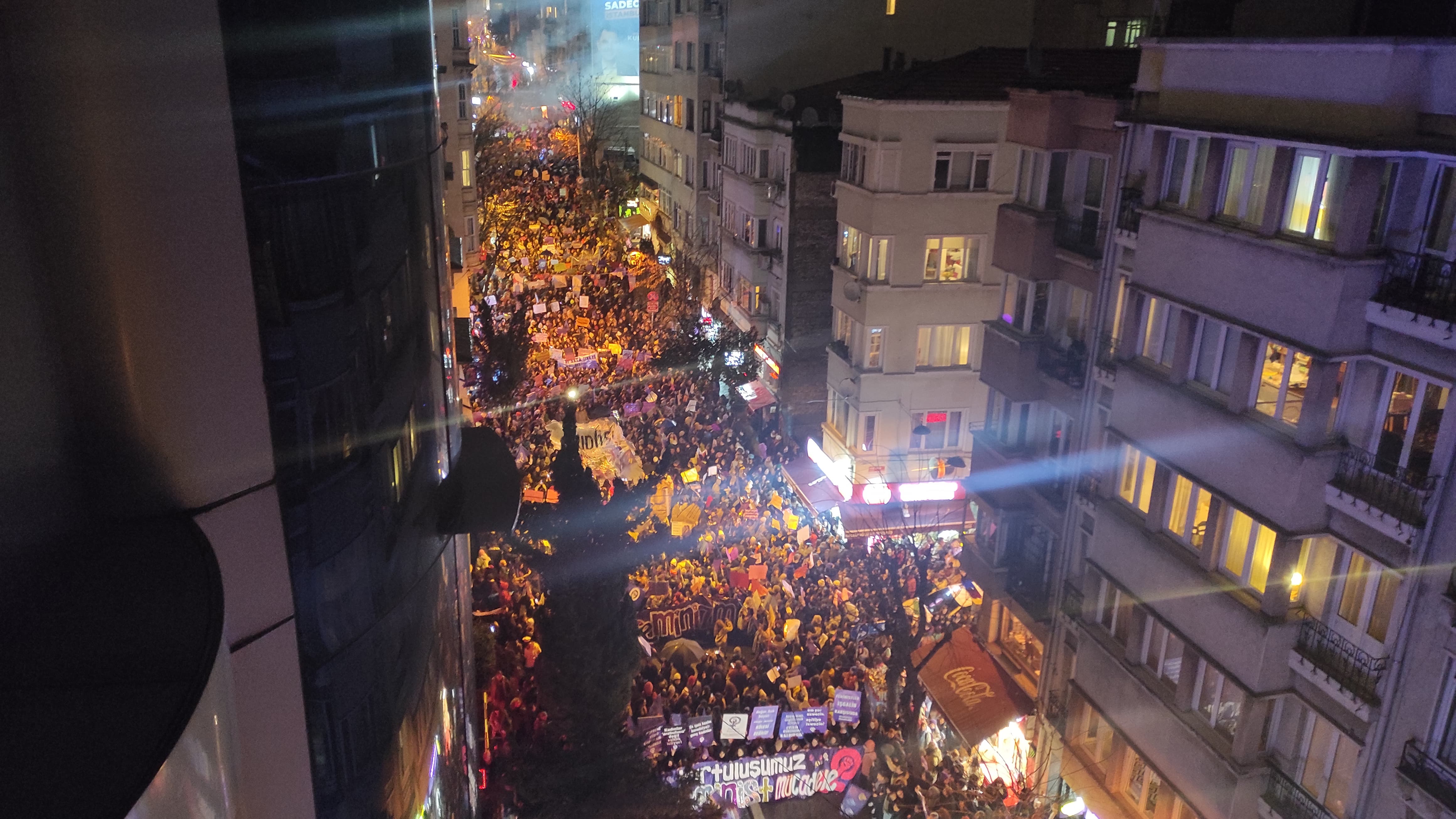 8 Mart | Feminist Gece Yürüyüşü için sokaklara çıkan kadınlar ve LGBTİ+'lar pankartlarla böyle haykırdı!