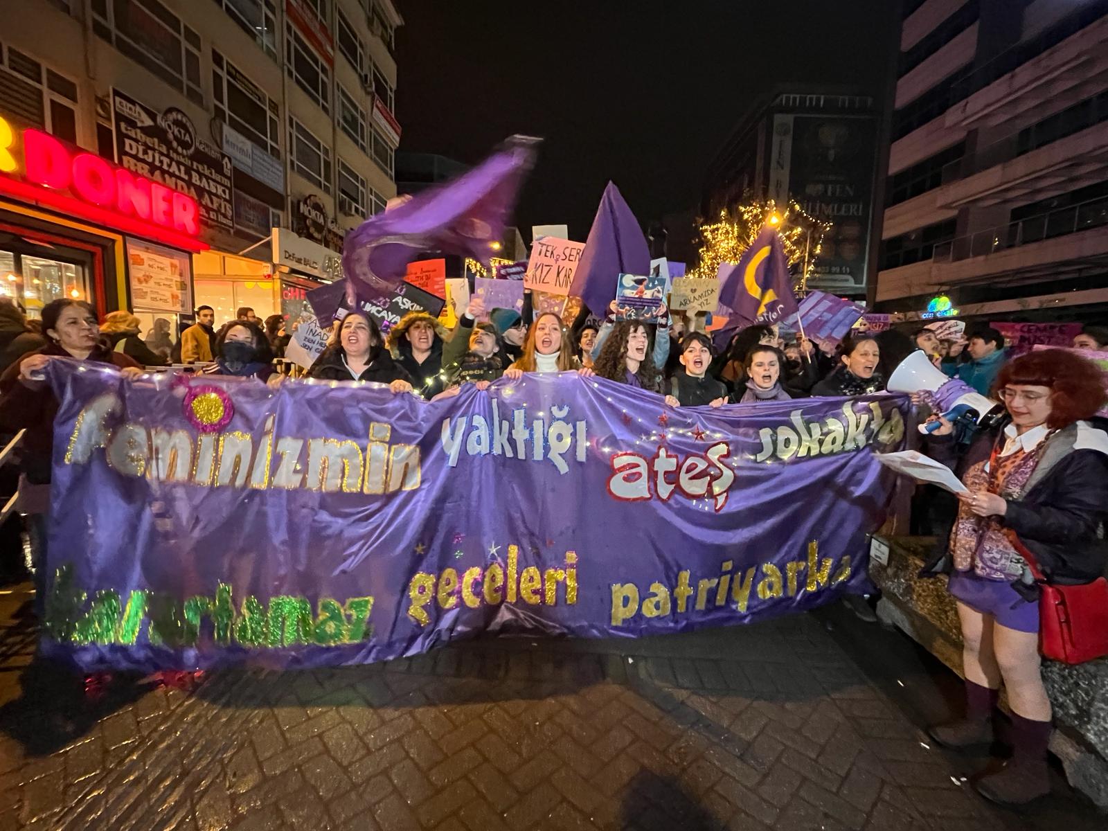 8 Mart | Feminist Gece Yürüyüşü için sokaklara çıkan kadınlar ve LGBTİ+'lar pankartlarla böyle haykırdı!