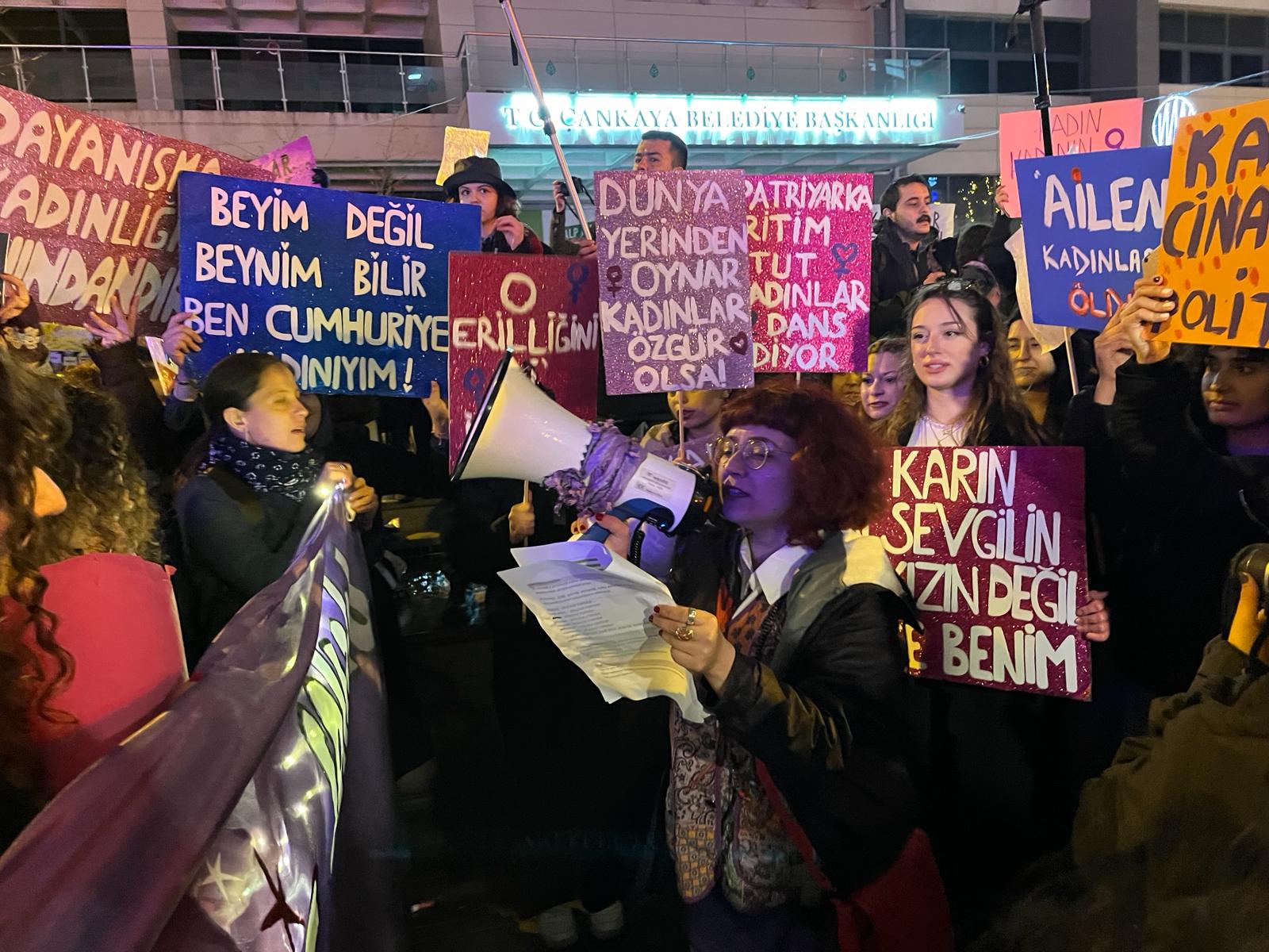 8 Mart | Feminist Gece Yürüyüşü için sokaklara çıkan kadınlar ve LGBTİ+'lar pankartlarla böyle haykırdı!
