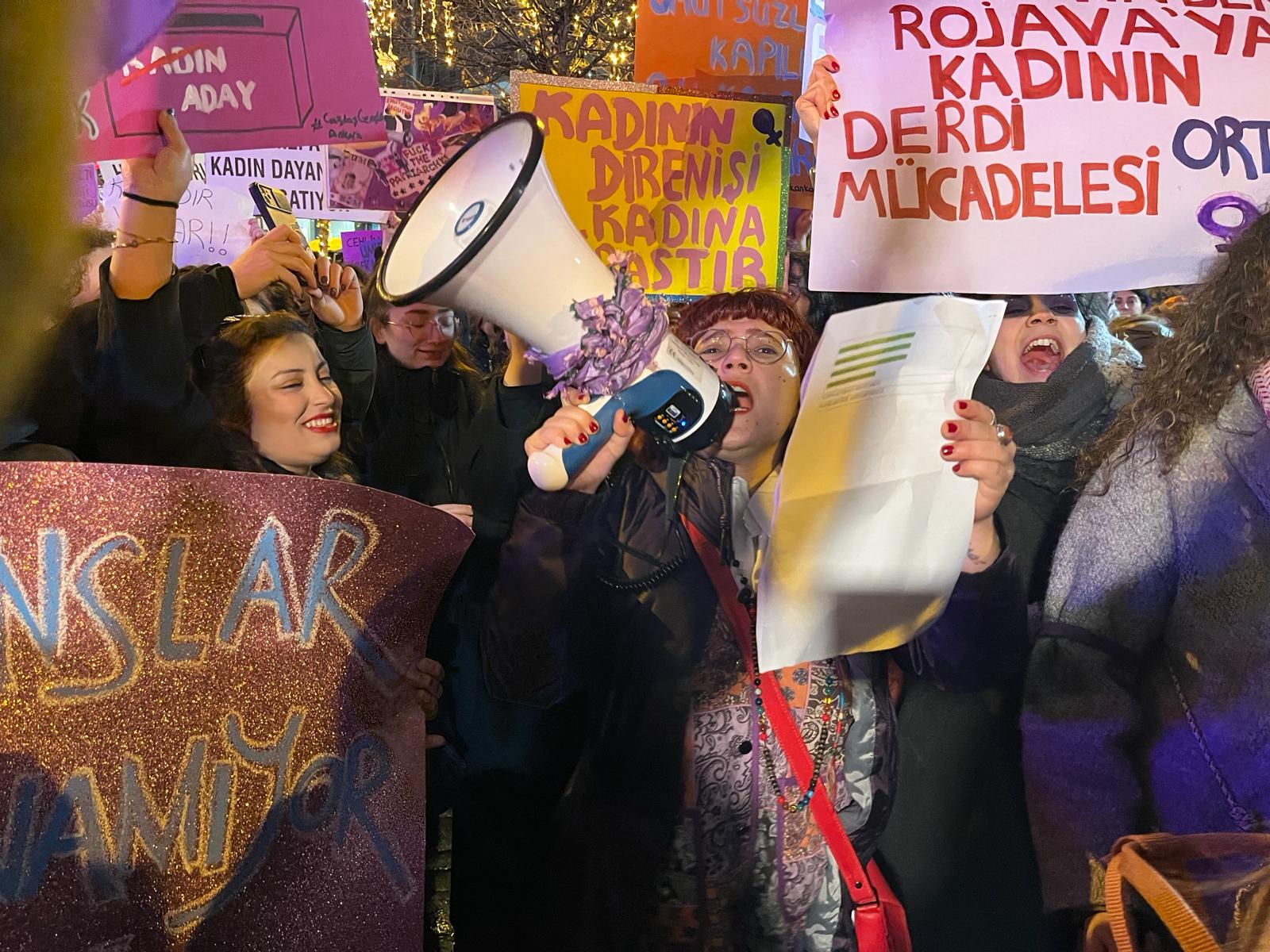 8 Mart | Feminist Gece Yürüyüşü için sokaklara çıkan kadınlar ve LGBTİ+'lar pankartlarla böyle haykırdı!