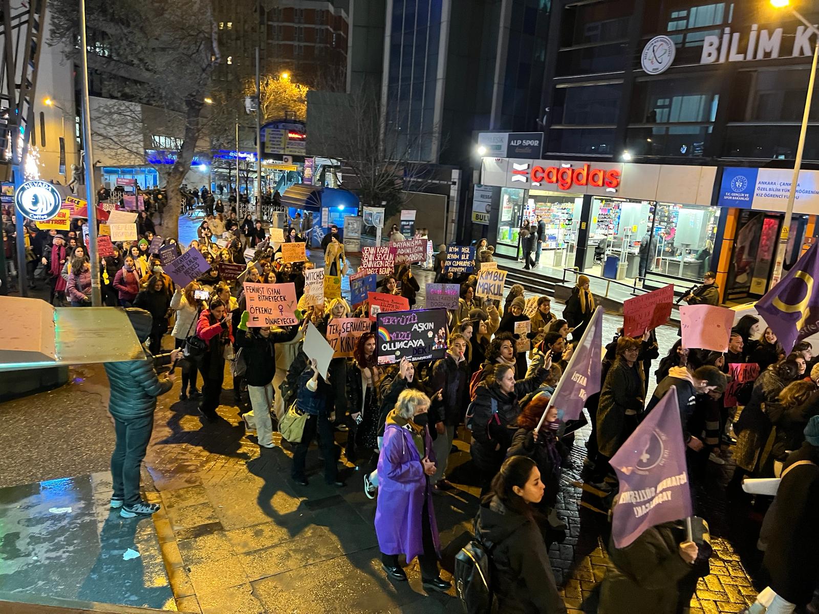 8 Mart | Feminist Gece Yürüyüşü için sokaklara çıkan kadınlar ve LGBTİ+'lar pankartlarla böyle haykırdı!