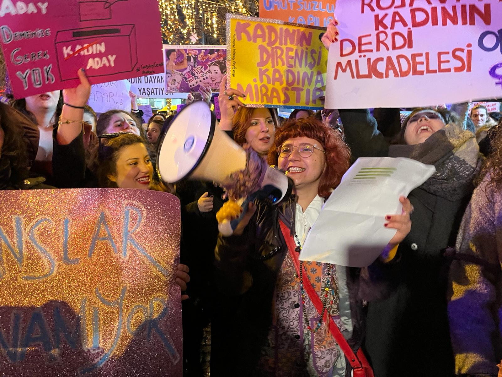 8 Mart | Feminist Gece Yürüyüşü için sokaklara çıkan kadınlar ve LGBTİ+'lar pankartlarla böyle haykırdı!
