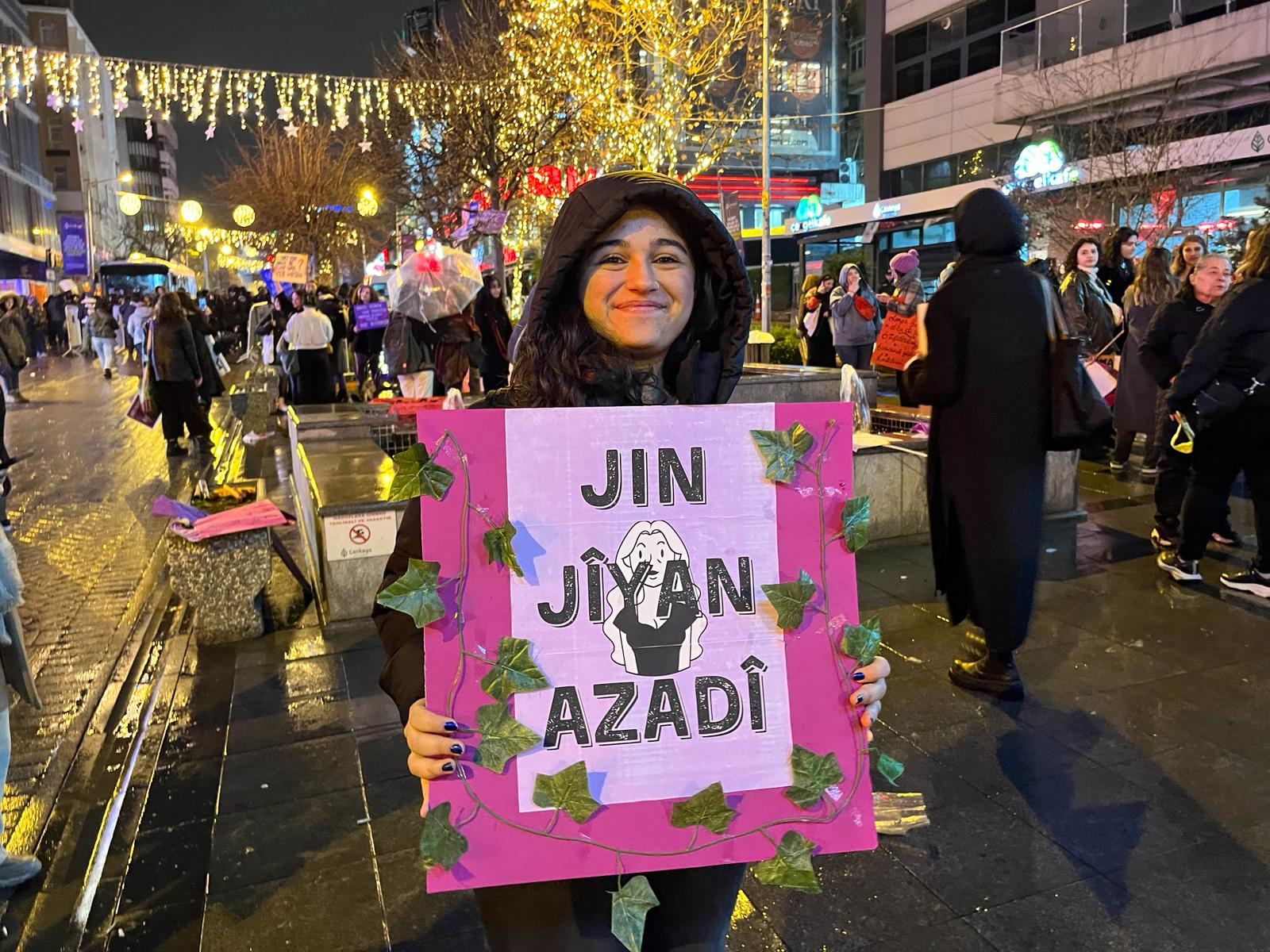 8 Mart | Feminist Gece Yürüyüşü için sokaklara çıkan kadınlar ve LGBTİ+'lar pankartlarla böyle haykırdı!