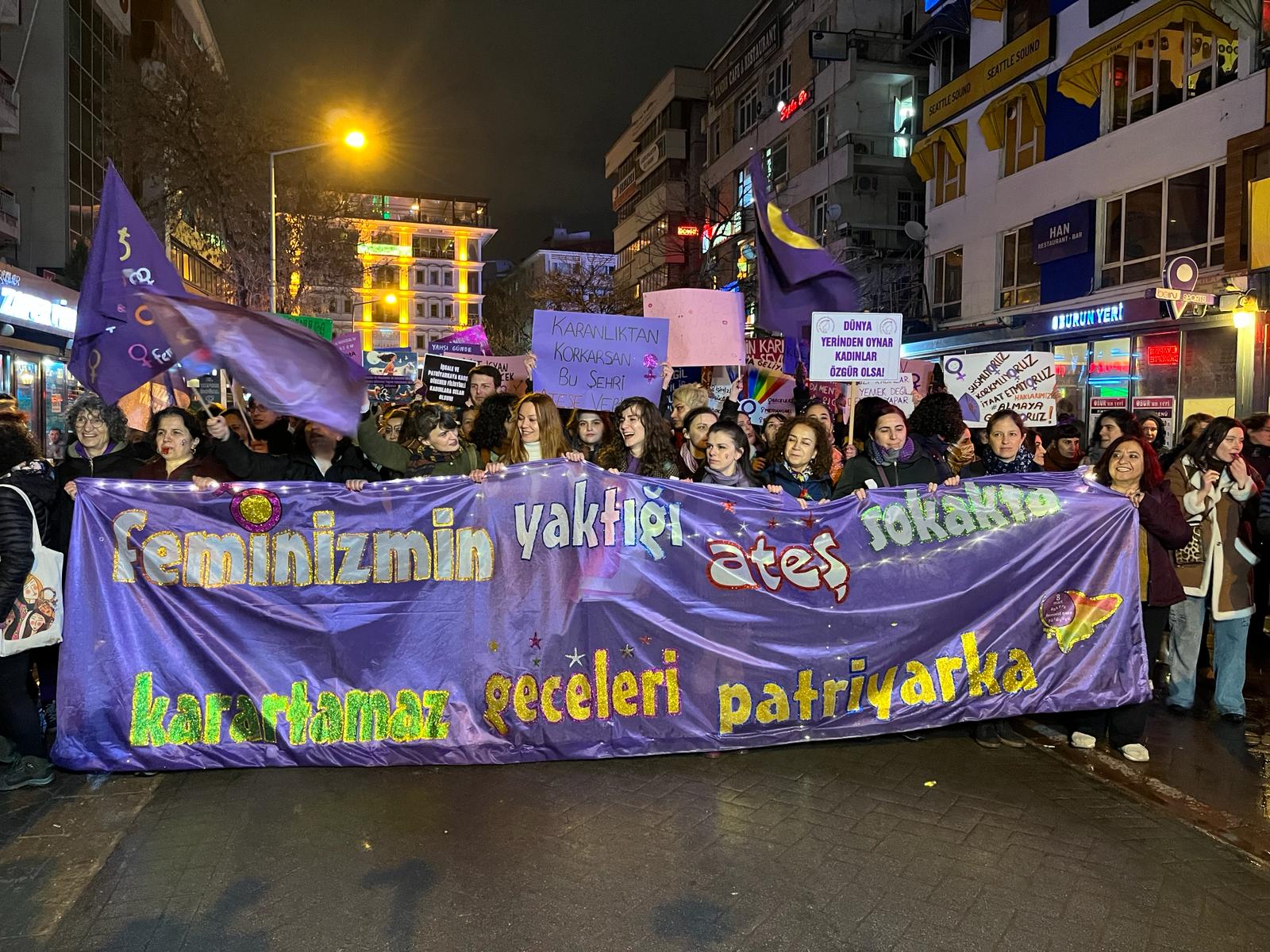 8 Mart | Feminist Gece Yürüyüşü için sokaklara çıkan kadınlar ve LGBTİ+'lar pankartlarla böyle haykırdı!