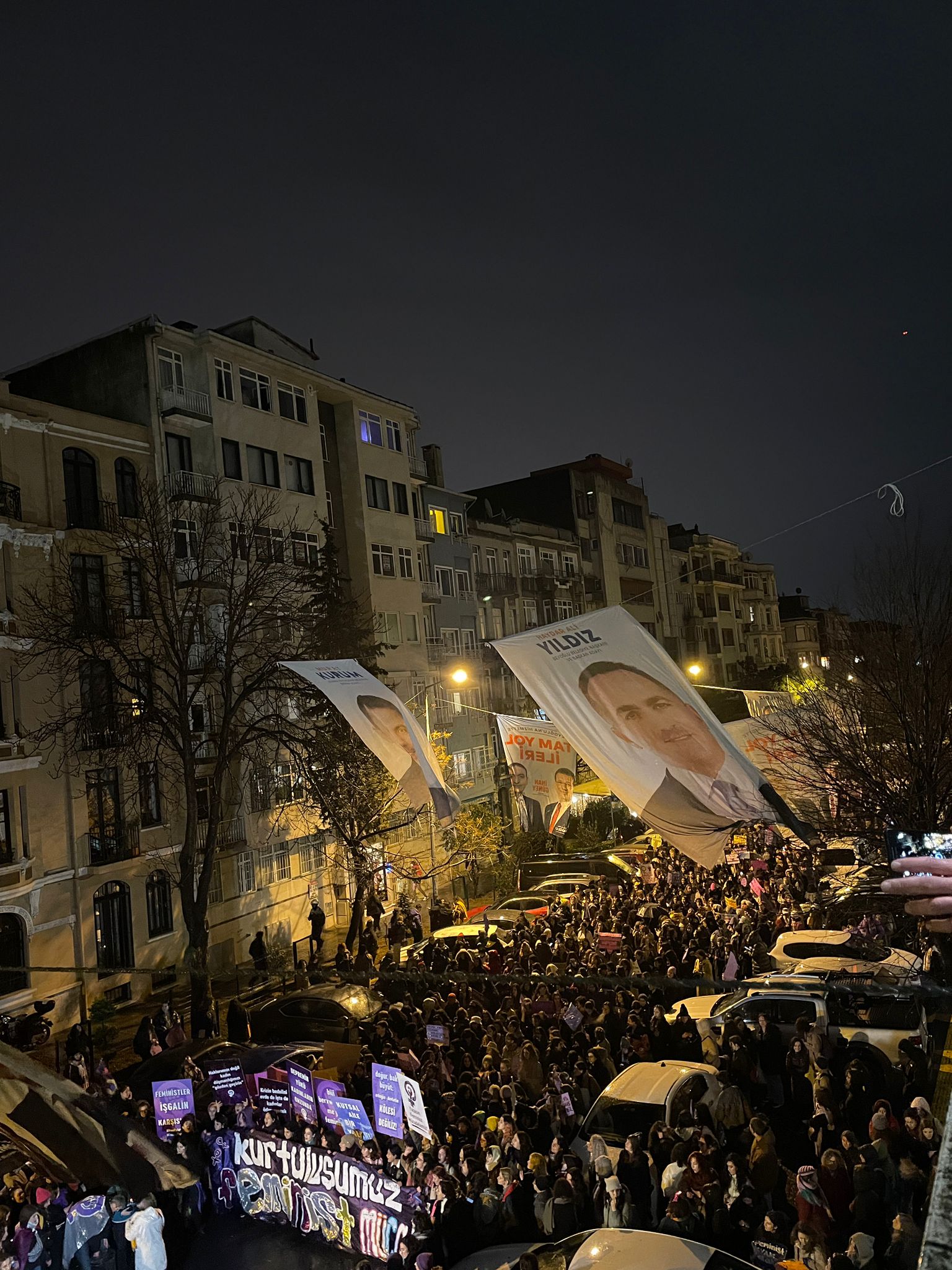 8 Mart | Feminist Gece Yürüyüşü için sokaklara çıkan kadınlar ve LGBTİ+'lar pankartlarla böyle haykırdı!