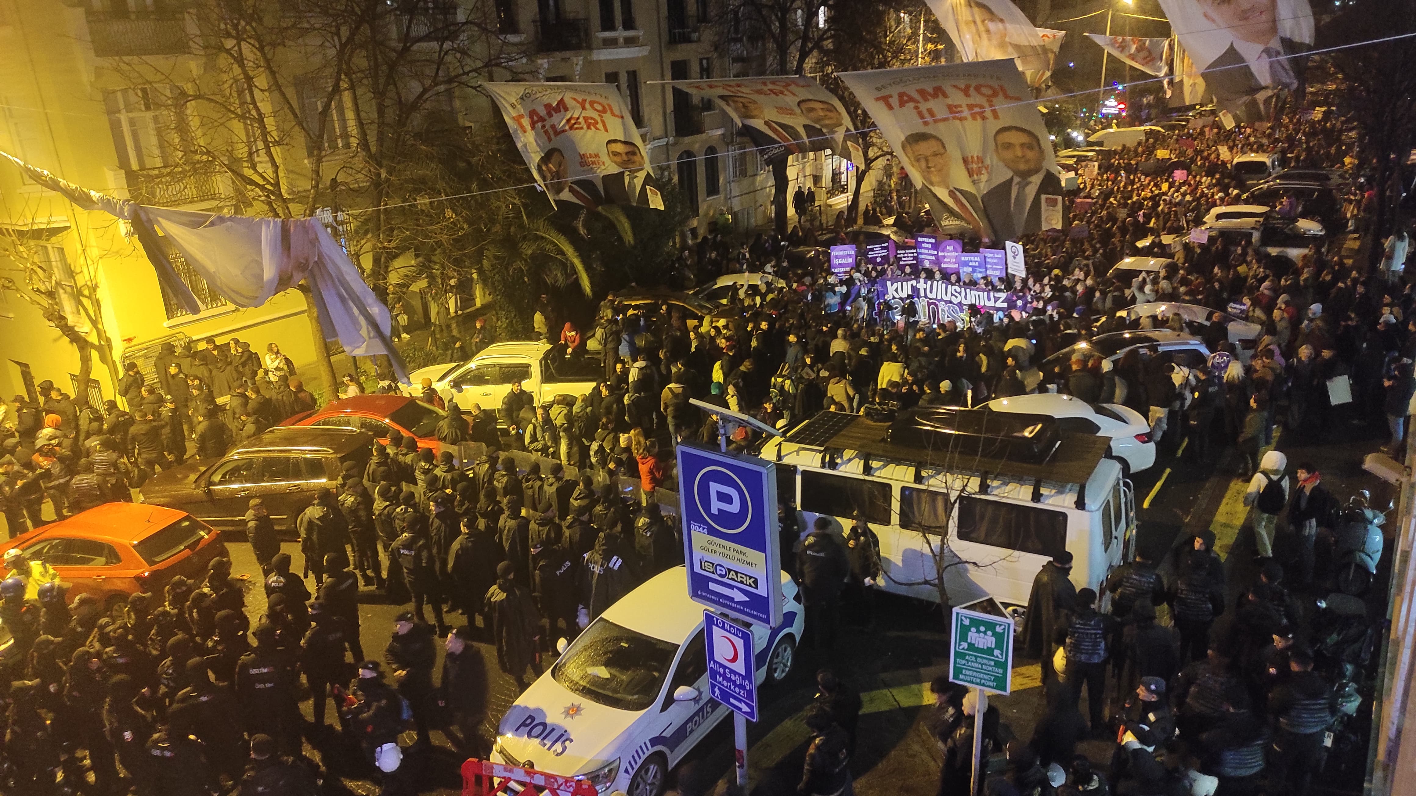 8 Mart | Feminist Gece Yürüyüşü için sokaklara çıkan kadınlar ve LGBTİ+'lar pankartlarla böyle haykırdı!