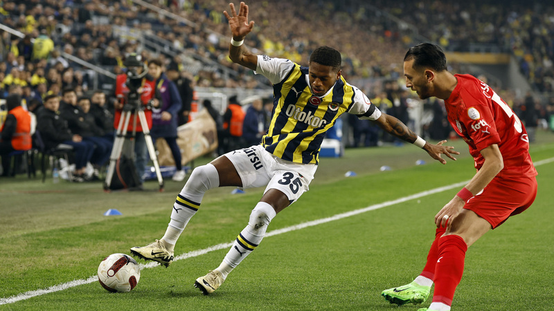 Sahada rezil bir hakem vardı. Sanki Fenerbahçe’yi doğramaya çıkmış. Çaldığı düdüklerin büyük çoğunluğu tartışılır. Yerden kalkmayan Pendikspor’lu futbolcuları ayıpladım. Çok abarttılar. Futbol yerde yatarak oynanmaz.Yine de golü bulan taraf oldular. Fenerbahçe beni şaşırttı. Belçika’daki takımı aradım. Üç günde ne oldu? Bir kez daha gözlemledim: Fenerbahçe’nin kendinden başka dostu yok. Bütün saha içi (hakem ve Pendikli topçular) olumsuzluklarına rağmen aldıkları üç puan bana göre çok değerli. Çünkü Fenerbahçe maçı yatmadan kazandı. | Hilmi Türkay - Cumhuriyet