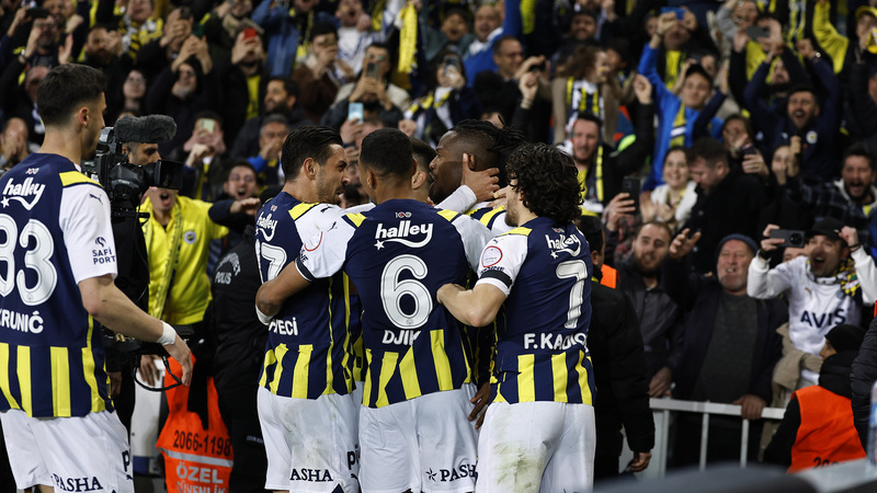 Dün Kadıköy’de oynanan (daha doğrusu oynanamayan) ilk yarıyı izleyemediyseniz size şu absürt istatistiklerle seyrettiğimiz şeyi özetlemeye çalışayım: İlk yarı 14 dakika uzatmayla toplam 59 dakika sürdü. 59 dakikanın sadece 23’ünde futbol oynandı, yani bir devrede tam 36 dakika top oyun dışındaydı. Ve topun oyunda kaldığı bu 23 dakikada tam 28 faul düdüğü çaldı. Oyun akarken her 49 saniyede 1 faul düdüğü demek bu! | Uğur Meleke - Hürriyet