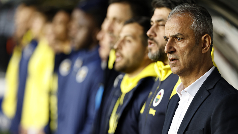  Fenerbahçe'de işler iyi gitmiyor. Belçika'da alınan mükemmel netice o geceye bağlı ekstra bir olaydı. Kilit yıldızlarda fiziki düşüş devam ediyor. İsmail oynamayınca geri 4'lüde çıkanlar da girenler de kuvvetliydi. Krunic de biraz kıpırdadı. Pendik elinden geleni yaptı ama ikinci yarı sayısal eksikliğe düşünce çözüldüler. Uzun süre sonra görev alan stoper Murat Akça'nın performansı takdire layıktı.Fenerbahçe ve Galatasaray'ın bilhassa iç saha maçlarında sinir bozucu bir hakem eyyamı var. Dün gece de böyle oldu. Bir de bu felakete VAR eyyamı da girdi, hayali bir penaltı verdirtti. Görüşüm şu; eğer bir hakem, oyuncu 10-15 kere üstüne geldiği halde sadece kafasını çeviriyorsa ondan hakem olmaz. | Ömer Üründül - Sabah