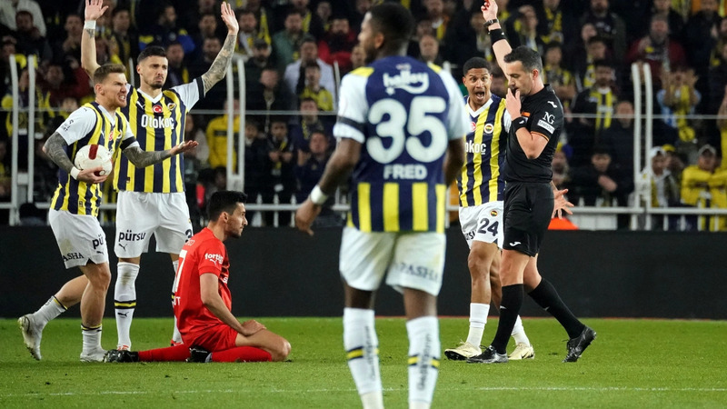 Anlaşılır bir gerginlik var Fenerbahçe üzerinde. Hayli öfkeli fazla ajite görünüyorlar. Ligde önde giden üstelik iki gün önce son maçını farklı kazanmış Galatasaray’ı takip etmek bu gerilimin temel nedeni kanımca. Yoksa Belçika’da gayet planlı ve rahattılar. Kimileri bu gerginliği iç saha maçlarındaki tribünün olumsuz etkisine bağlıyor. Ancak durum pek öyle değil gibi! Tribün tam aksine az miktarda rakip ama daha çok da bir ‘’ülke hasleti’’ olarak hakem aleyhineydi daha çok! Bunda da başta Mert Hakan Yandaş ile Edin Dzeko’nun hatrı sayılır etkisi vardı. | Cem Dizdar - Fanatik