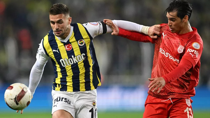 Welinton ve Lusamba’nın gördüğü kırmızı kartlar, keskin sirke Pendikspor’un maç planının bedeliydi. Peki… Belçika’da sezonun en akıllı ve muhtemelen en iyi oyununu çıkaran futbol ustalarının Fenerbahçe’si, nasıl oluyor da üç gün sonra Pendikspor’un “sinir tuzağına” düşüyor ve maçın yarısında çıkamıyor o çukurdan? Sebep başa baş yarışın gerginliği olmasın sakın? Öyleyse büyük bir dezavantajdır Fenerbahçe için.Welinton ve Lusamba’nın gördüğü kırmızı kartlar, keskin sirke Pendikspor’un maç planının bedeliydi. Peki… Belçika’da sezonun en akıllı ve muhtemelen en iyi oyununu çıkaran futbol ustalarının Fenerbahçe’si, nasıl oluyor da üç gün sonra Pendikspor’un “sinir tuzağına” düşüyor ve maçın yarısında çıkamıyor o çukurdan? Sebep başa baş yarışın gerginliği olmasın sakın? Öyleyse büyük bir dezavantajdır Fenerbahçe için. | Ercan Güven - Milliyet