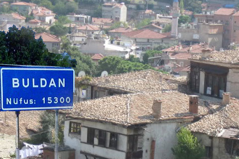 Belediye binasının çatısında bulunan ve üç farklı ses çıkaran siren, bir zabıta görevlisi tarafından sahur ve iftar vakitlerinde ezanla birlikte çalıştırılıyor.
