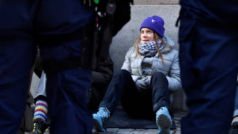 İsveç polisi, Greta Thunberg'i parlamento girişinden zorla çıkardı
