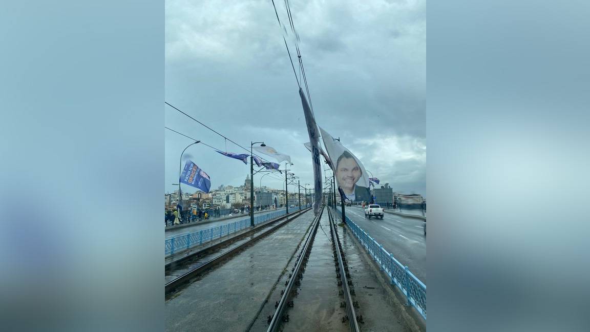 Tramvay seferlerine Murat Kurum afişi engeli